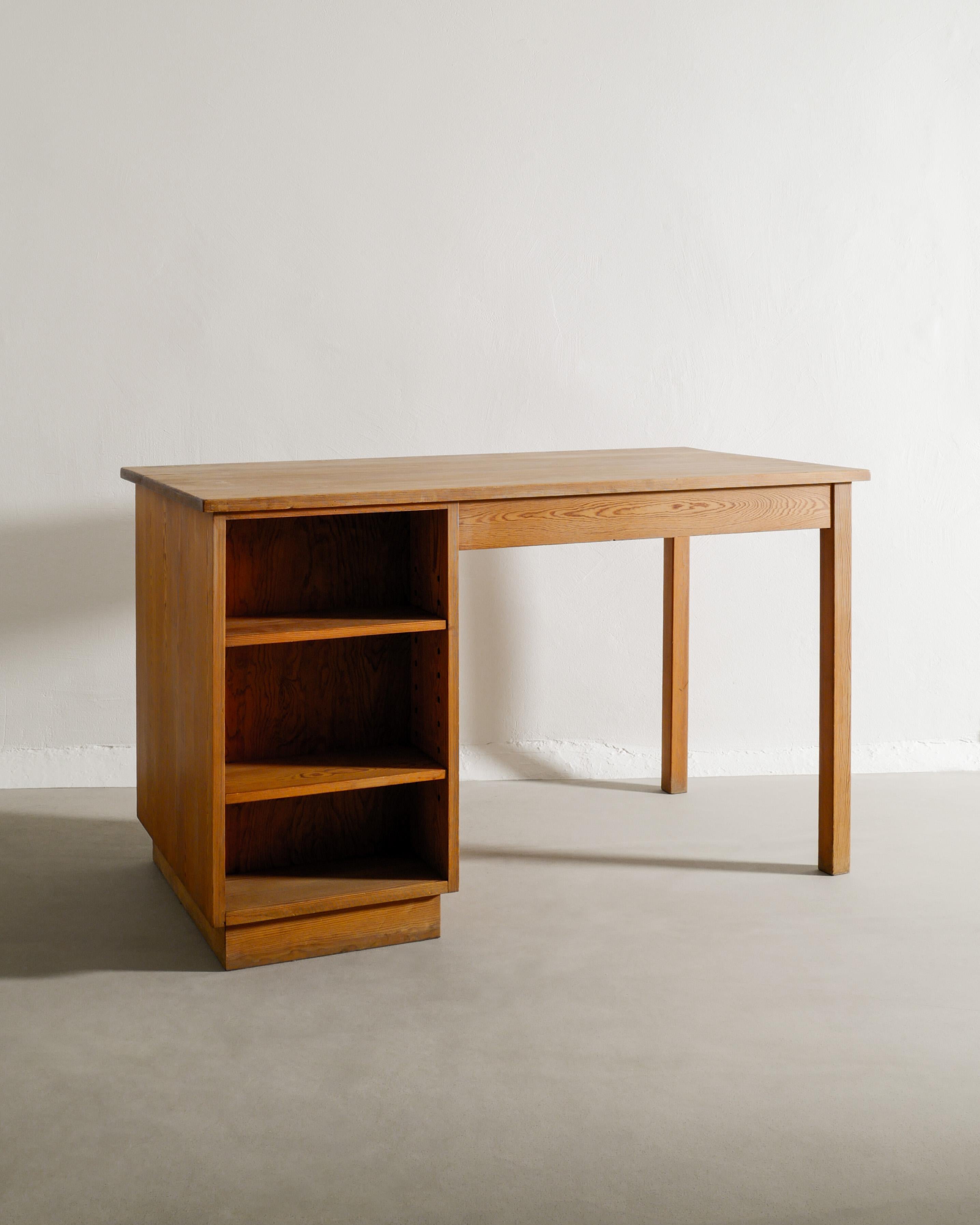 Pino Scrivania svedese in legno di pino di Axel Einar Hjorth per Nordiska Kompaniet, anni '30 in vendita