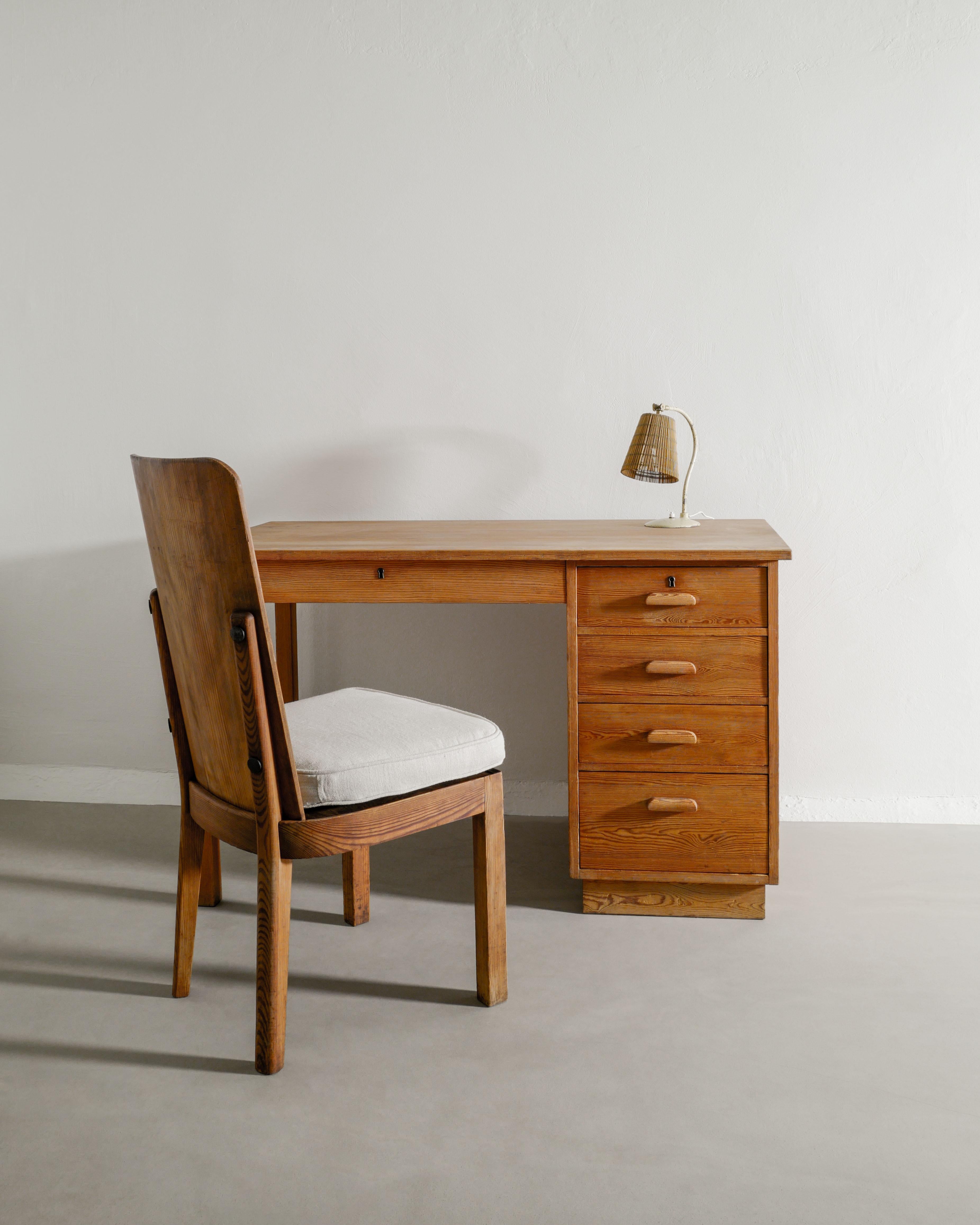 Scrivania svedese in legno di pino di Axel Einar Hjorth per Nordiska Kompaniet, anni '30 in vendita 1