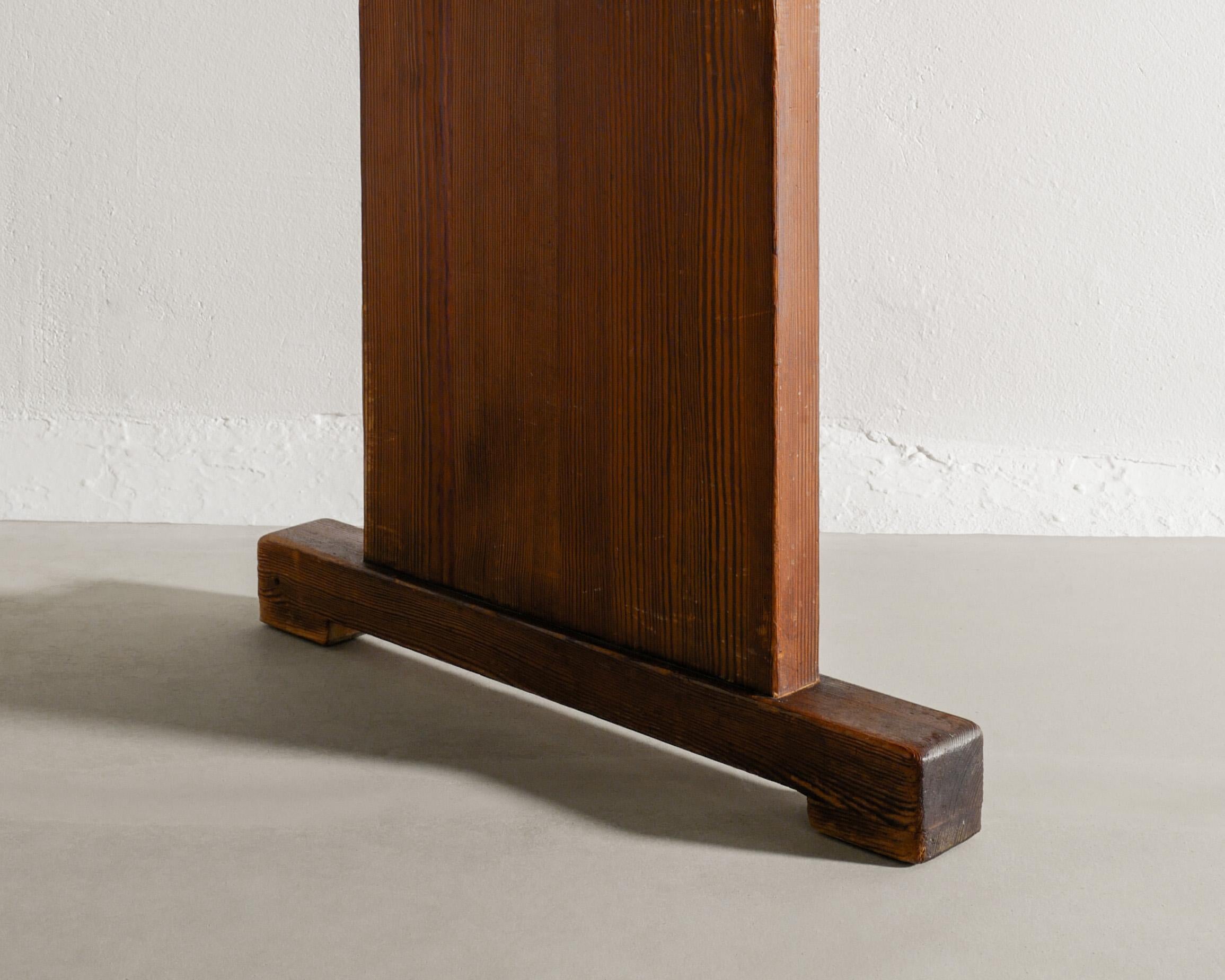 Schwedischer Holztisch aus Kiefernholz im Stil von Axel Einar Hjorth, hergestellt in Schweden 1930er Jahre im Zustand „Gut“ in Stockholm, SE