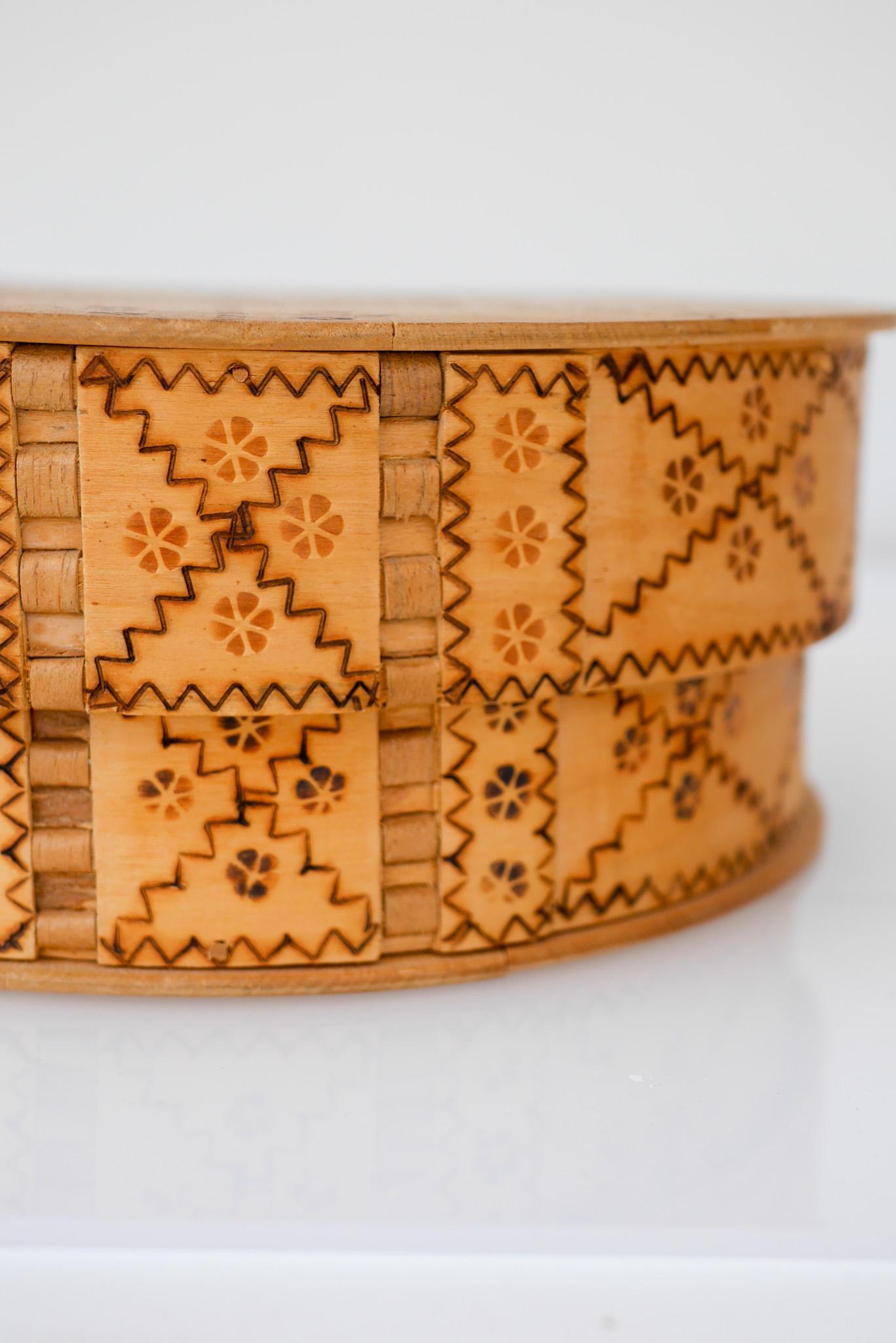 Schwedische pyrographische Zinkenbox aus Holz, oder 