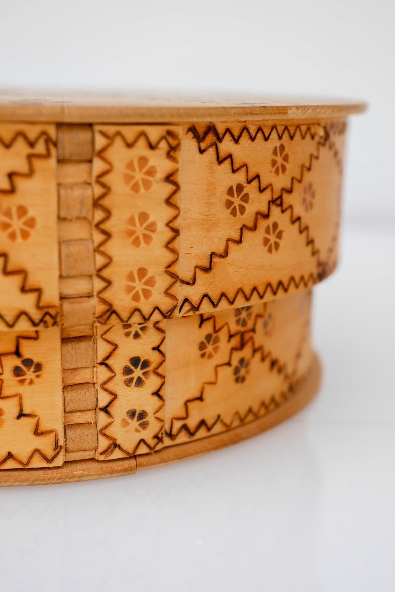 Schwedische pyrographische Zinkenbox aus Holz, oder 