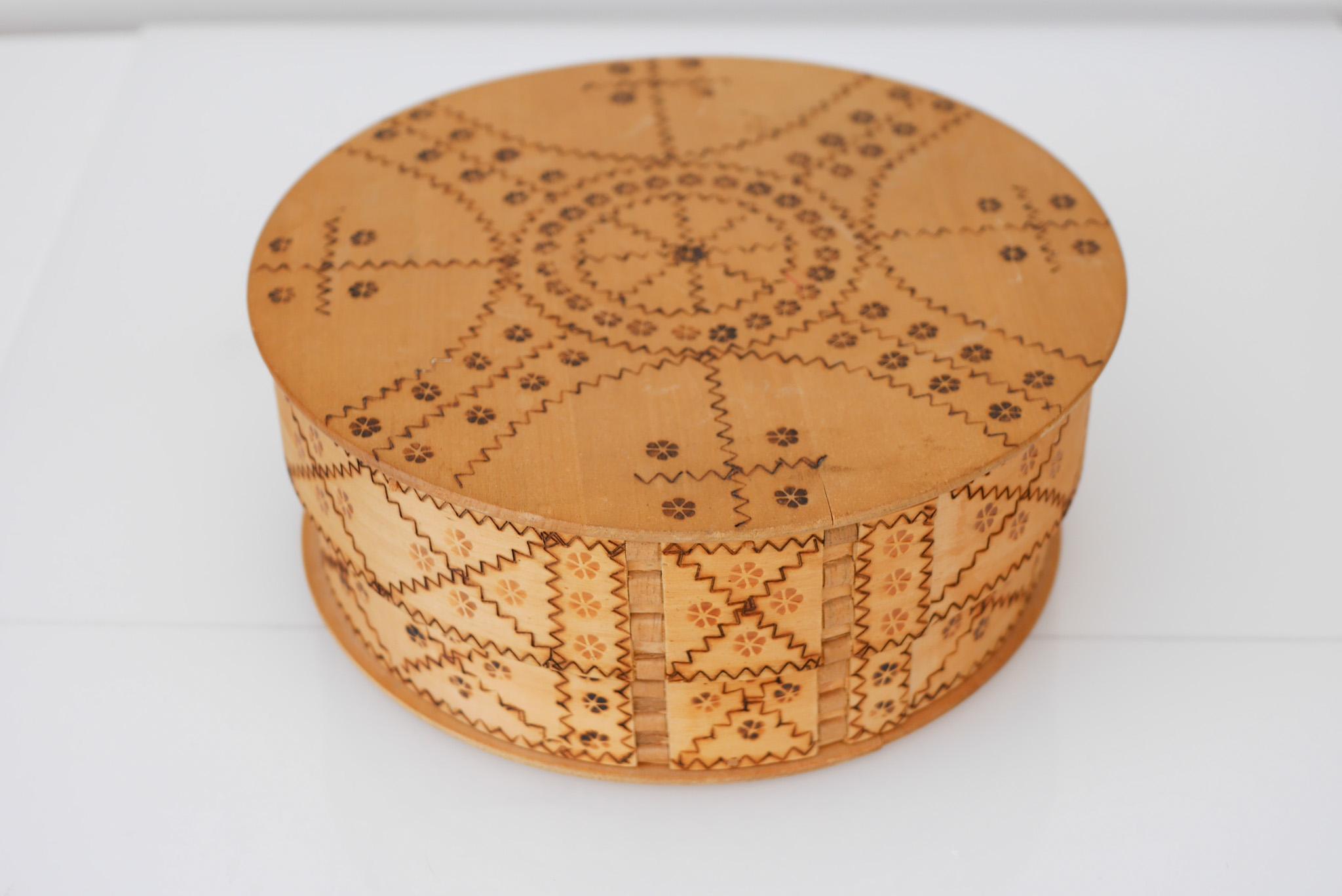 Schwedische pyrographische Zinkenbox aus Holz, oder 