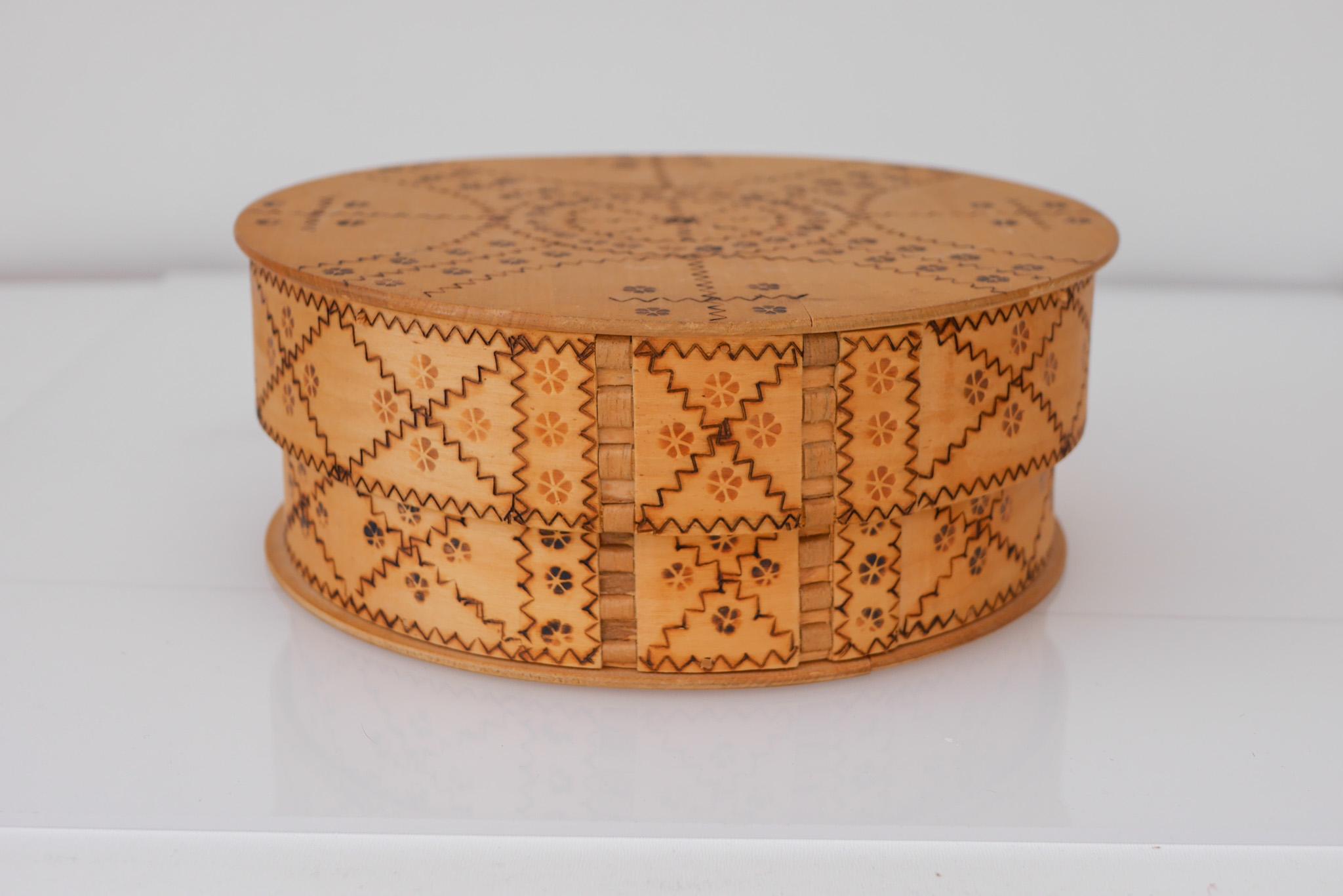 Schwedische pyrographische Zinkenbox aus Holz, oder 