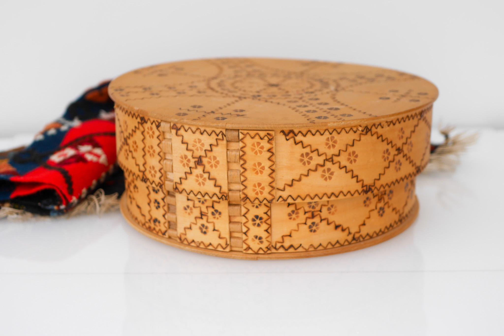 Schwedische pyrographische Zinkenbox aus Holz, oder 