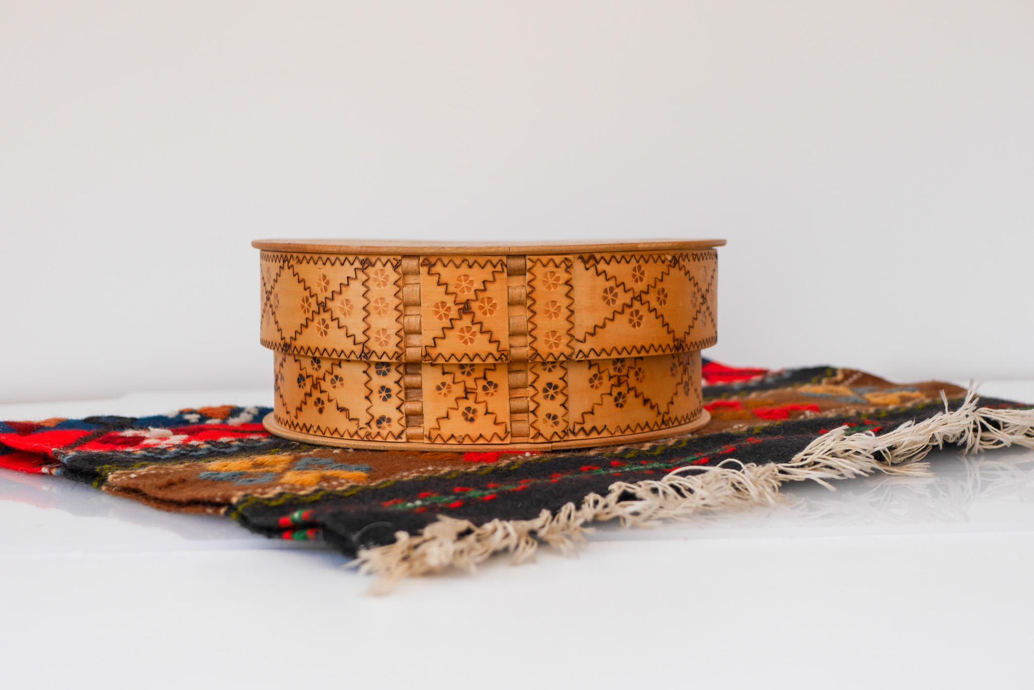 Schwedische pyrographische Zinkenbox aus Holz, oder 