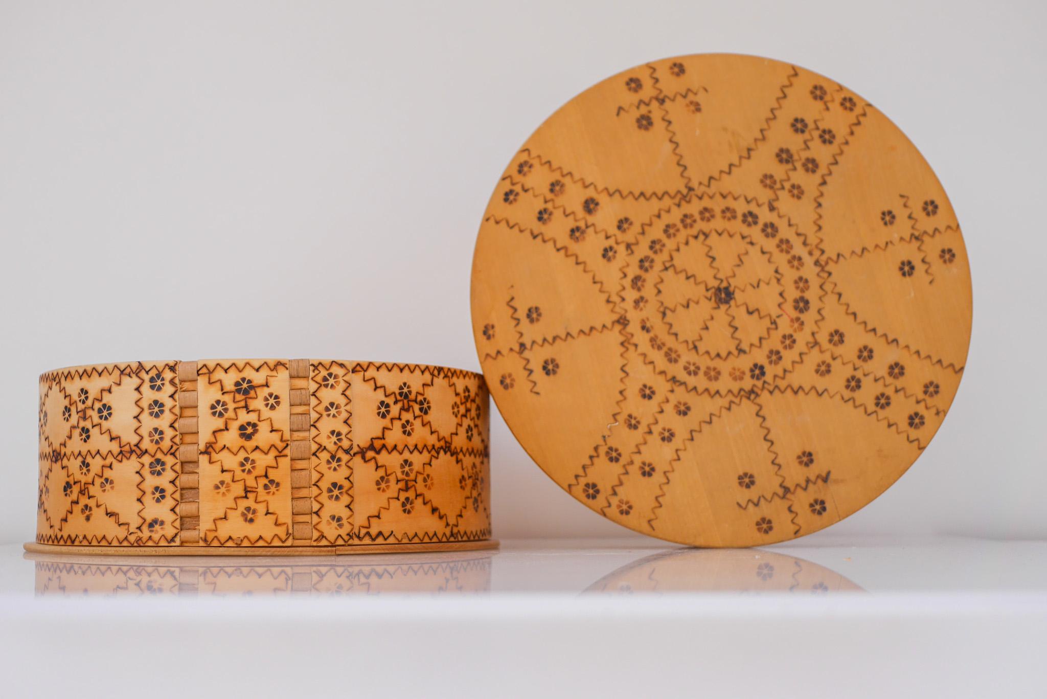 Schwedische pyrographische Zinkenbox aus Holz, oder 