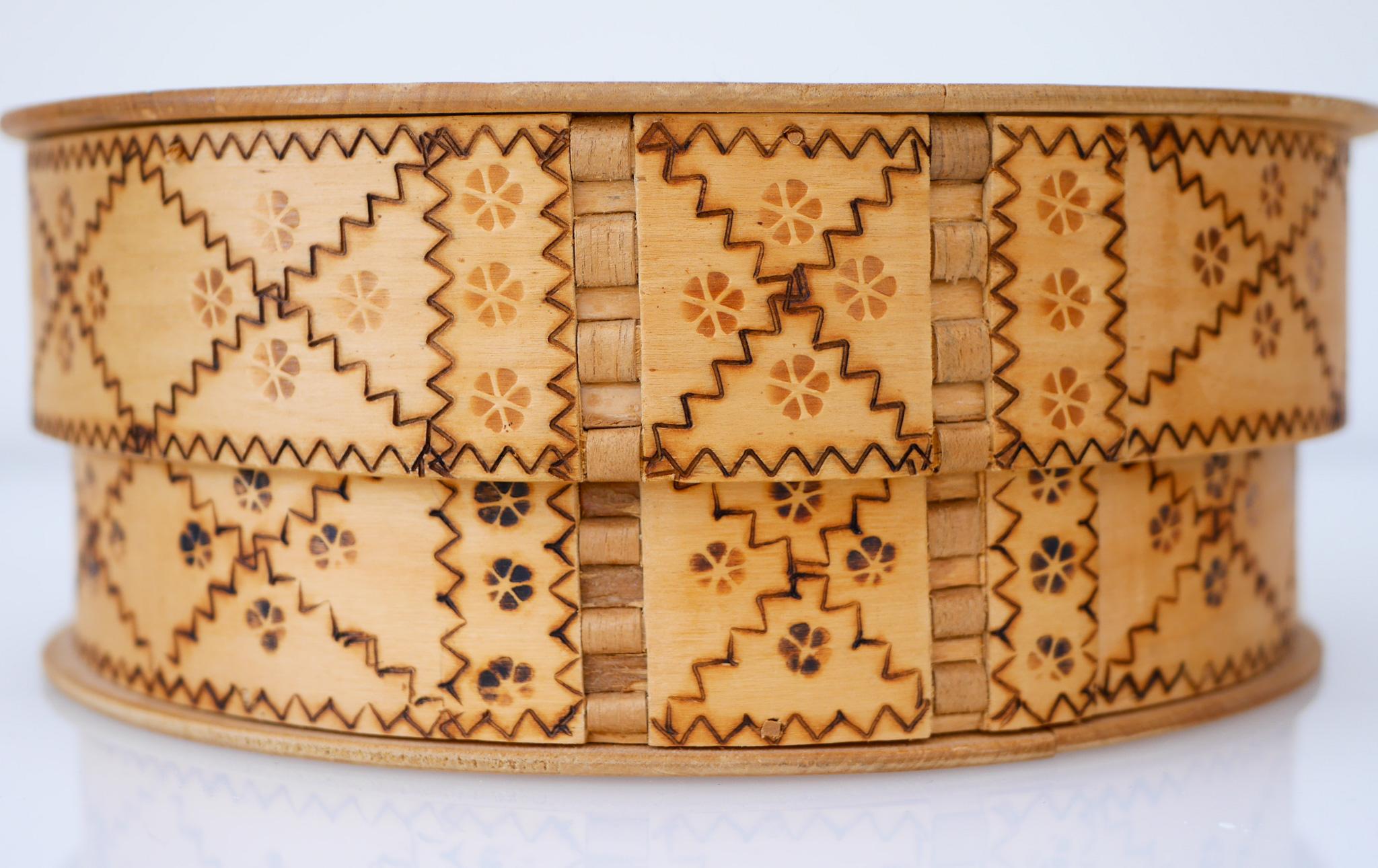 Schwedische pyrographische Zinkenbox aus Holz, oder 