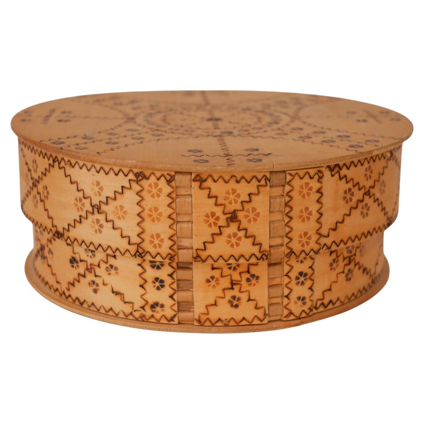 Schwedische pyrographische Zinkenbox aus Holz, oder "Svepask", echte skandinavische Volkskunst. im Angebot