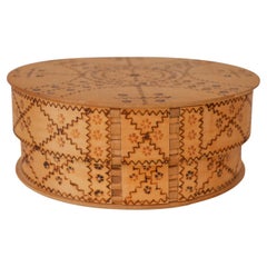 Schwedische pyrographische Zinkenbox aus Holz, oder "Svepask", echte skandinavische Volkskunst.