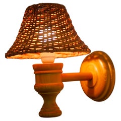Applique suédoise en bois et abat-jour en rotin, une lampe murale par Smålandsslöjd Suède