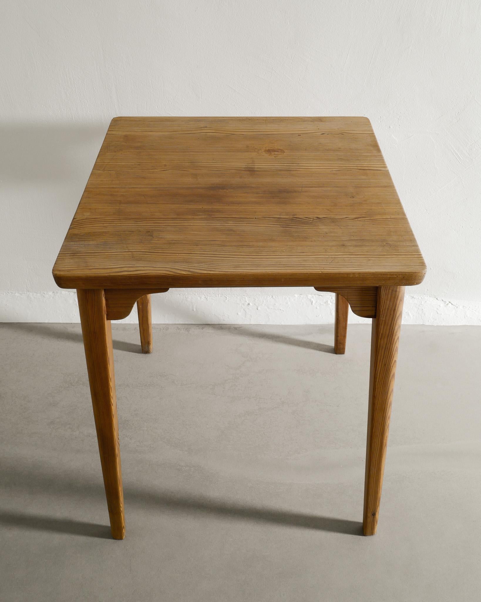 Swedish Wooden Side Dining Table in Pine Produced by Nordiska Kompaniet, 1940s For Sale 1