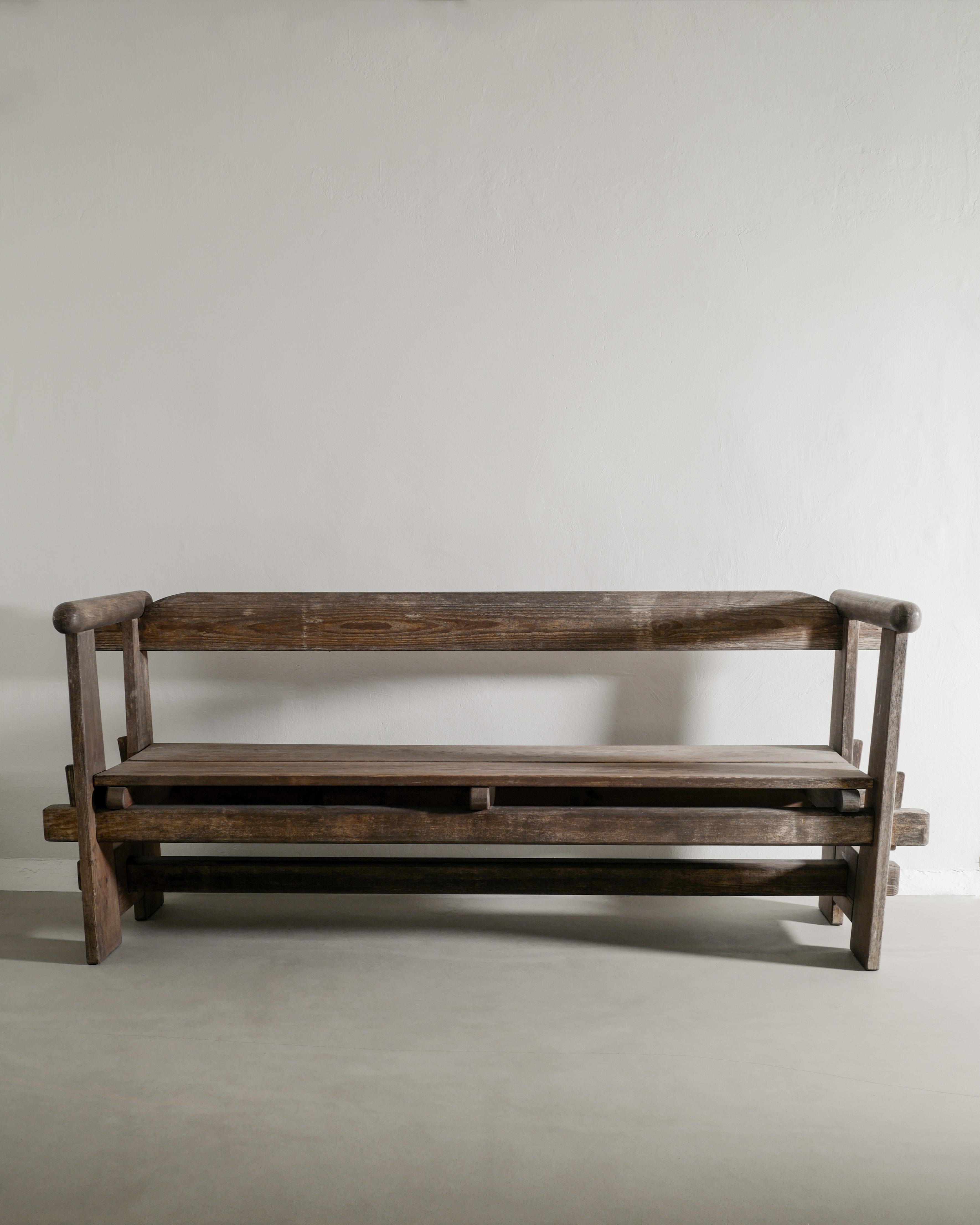 Très rare canapé suédois en pin d'Axel Einar Hjorth produit par Nordiska Kompaniet, années 1930. En bon état d'origine, signé et numéroté par NK. 

Dimensions : H : 85 cm / 33.45