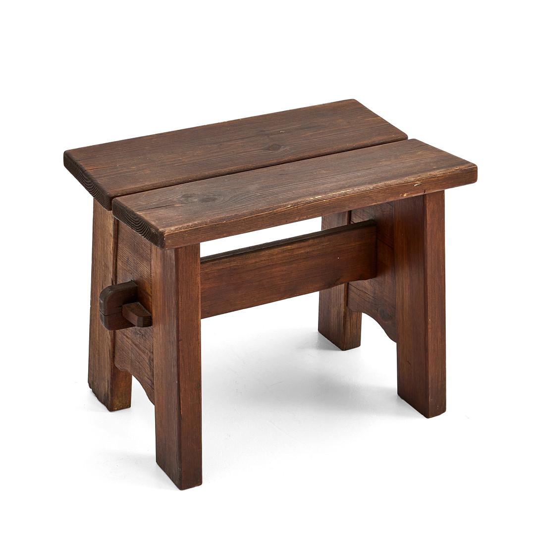 Scandinave moderne Tabouret suédois en pin brun foncé par David Rosén et Nordiska Kompaniet 1940 en vente