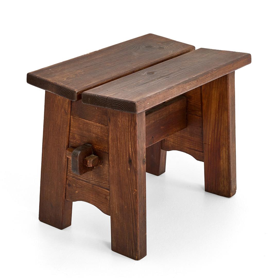 Suédois Tabouret suédois en pin brun foncé par David Rosén et Nordiska Kompaniet 1940 en vente