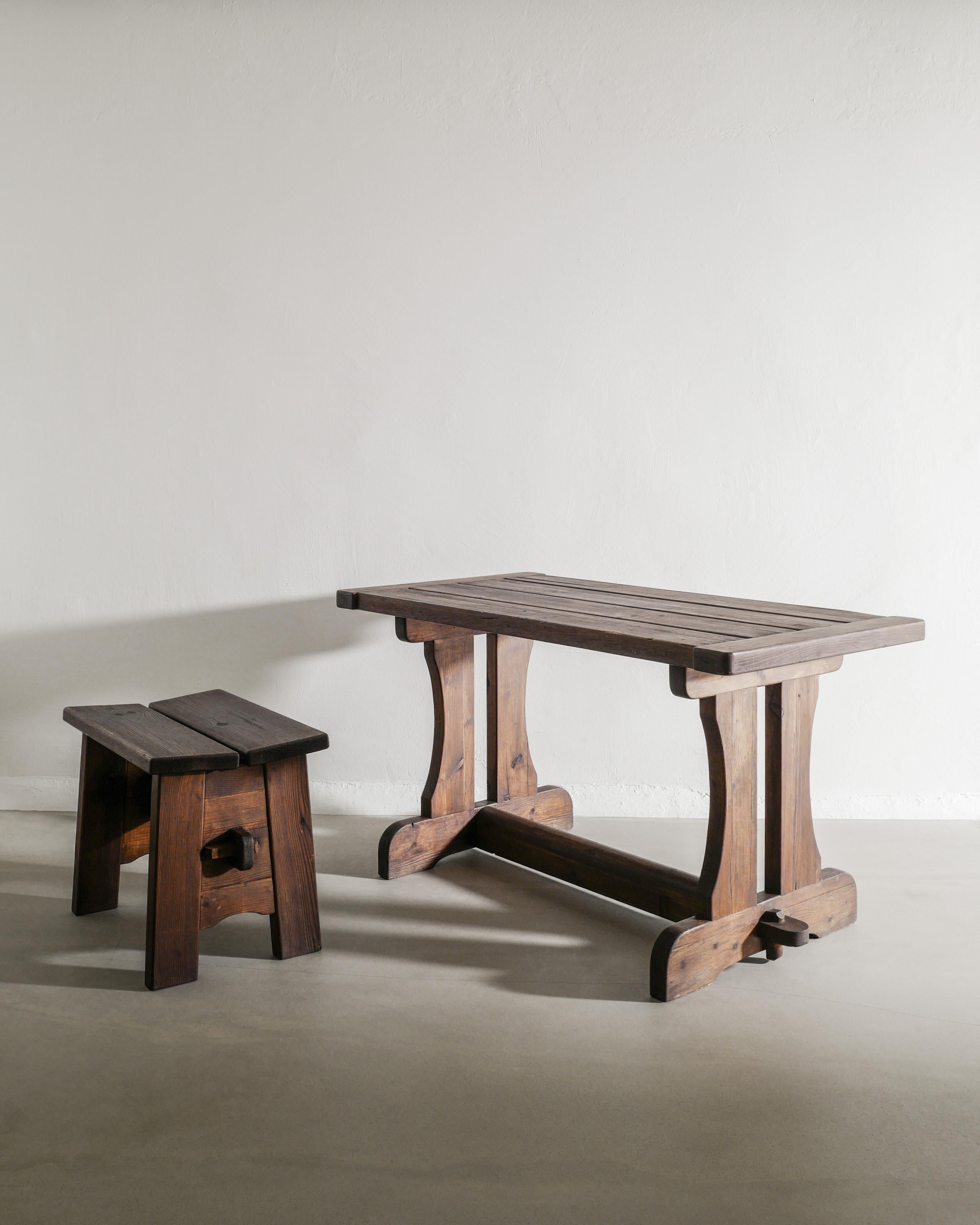Sgabello svedese in legno di pino marrone scuro di David Rosén & Nordiska Kompaniet 1940 In condizioni buone in vendita a Stockholm, SE
