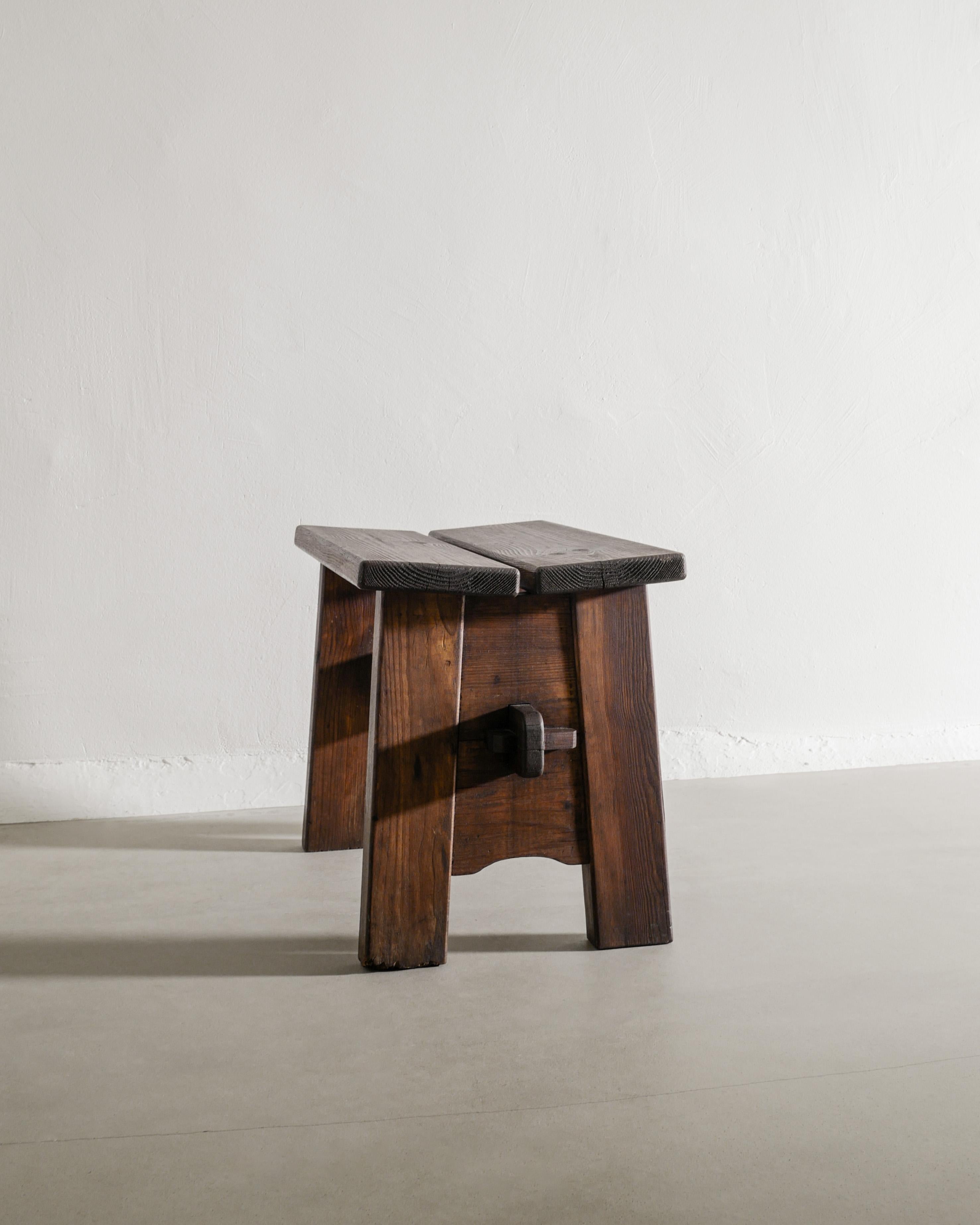 Scandinavo moderno Sgabello svedese in legno di pino marrone scuro di David Rosén & Nordiska Kompaniet 1940 in vendita