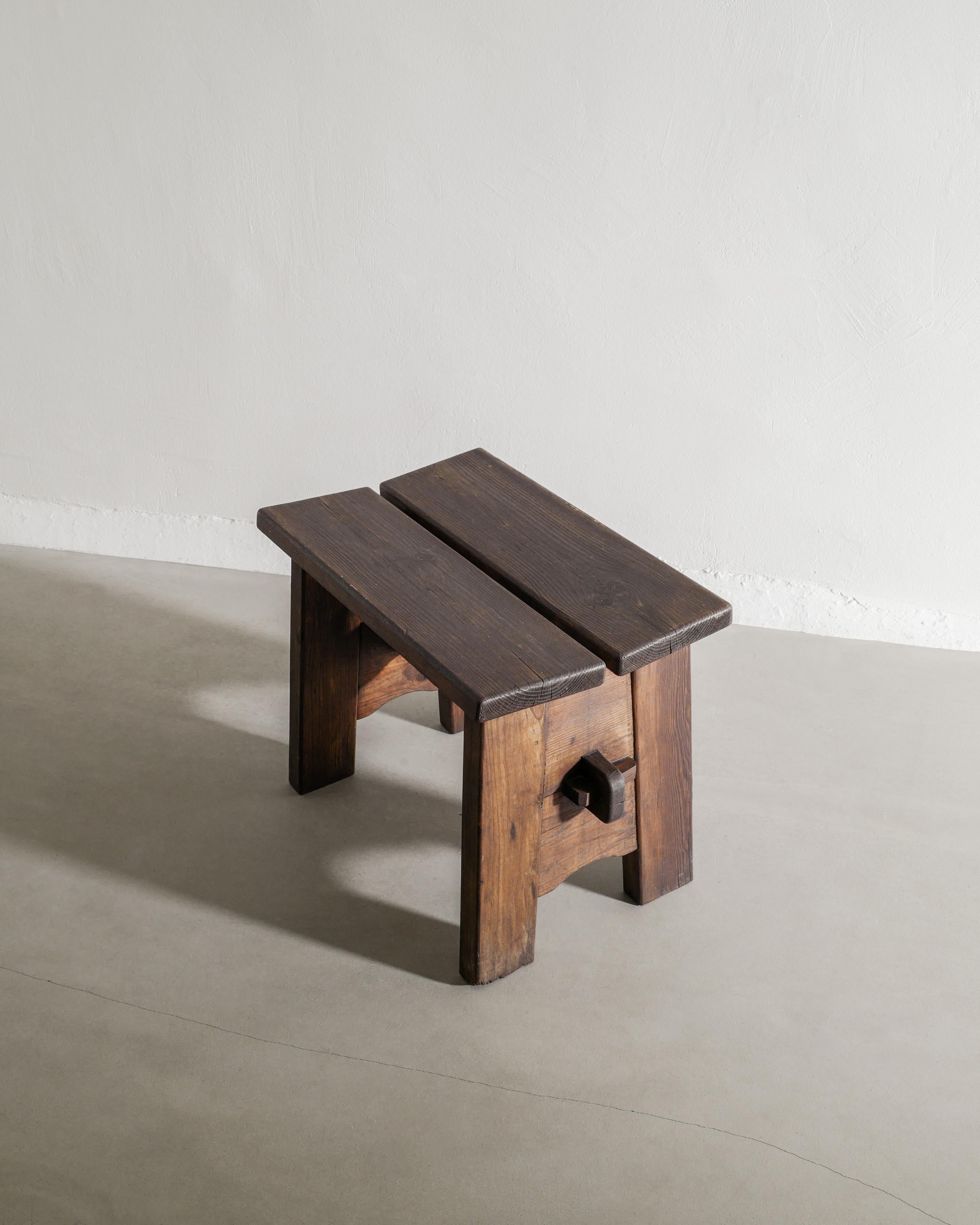 Svedese Sgabello svedese in legno di pino marrone scuro di David Rosén & Nordiska Kompaniet 1940 in vendita