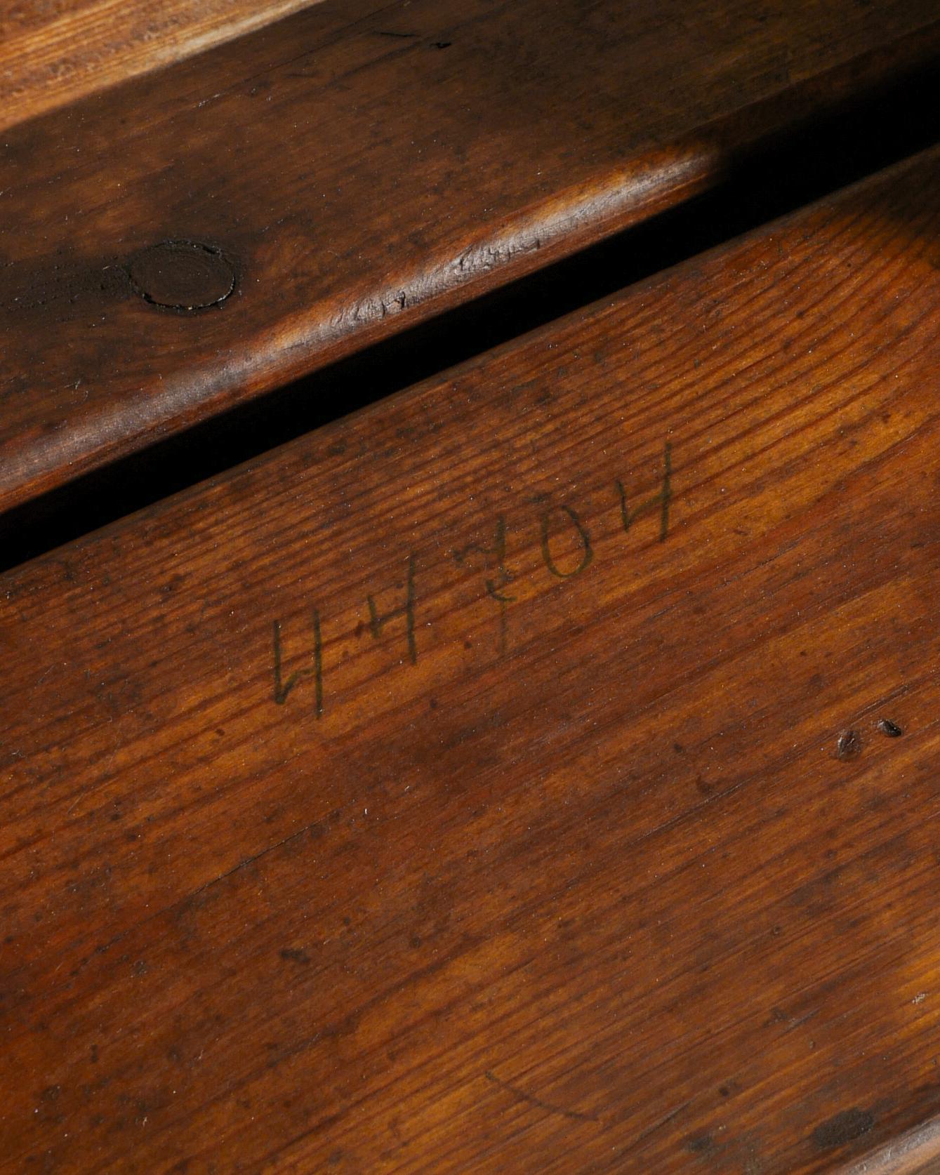 Metà XX secolo Sgabello svedese in legno di pino marrone scuro di David Rosén & Nordiska Kompaniet 1940 in vendita