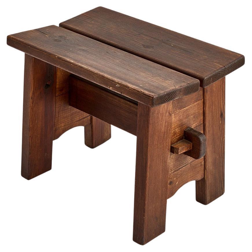 Tabouret suédois en pin brun foncé par David Rosén et Nordiska Kompaniet 1940 en vente