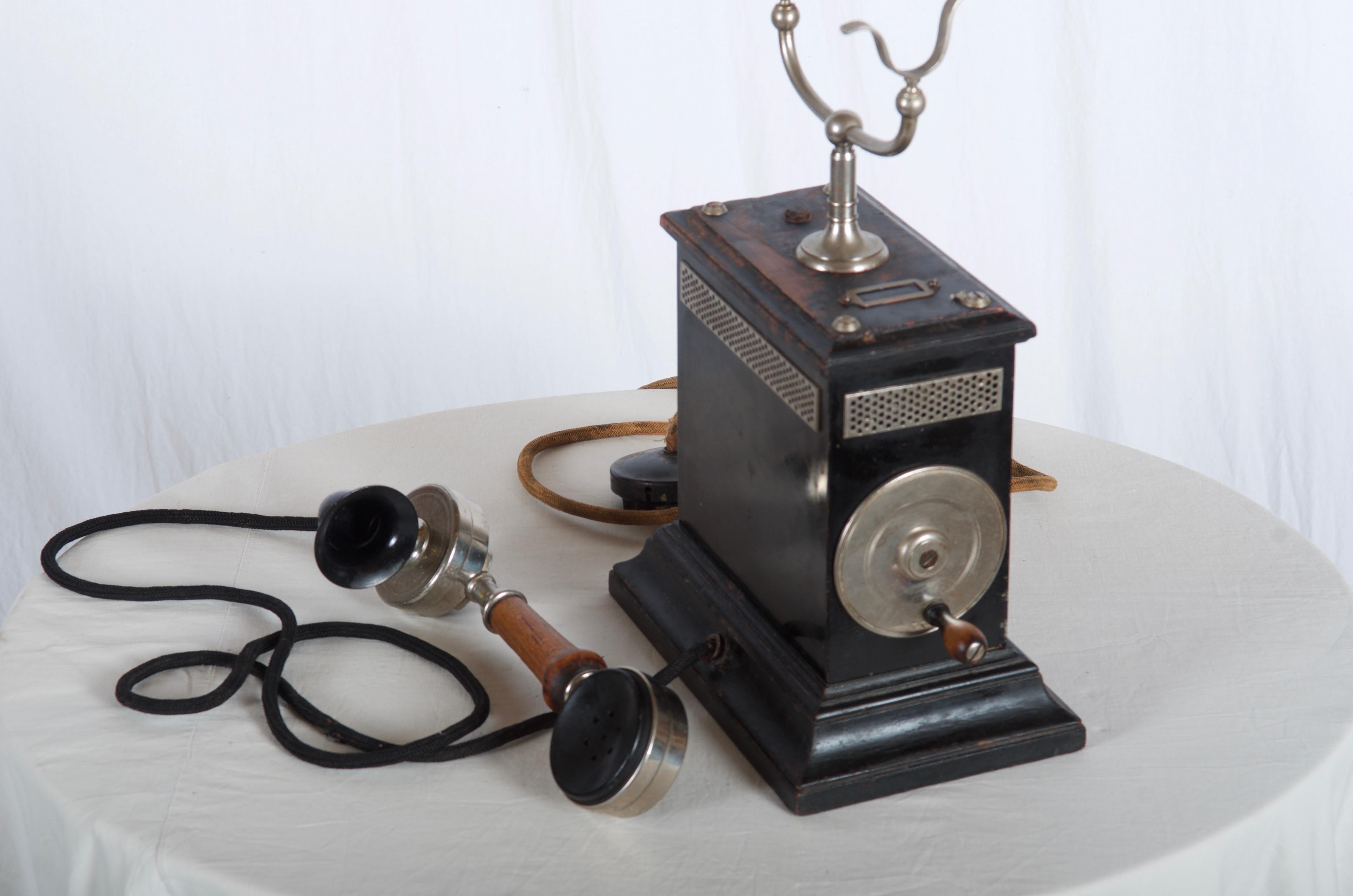 Tischtelefon aus Holz, markiert K. Telegfrafverkets Werkstatt Nynäshamn aus den 1930er Jahren
Maße: Höhe ca. 27 cm.