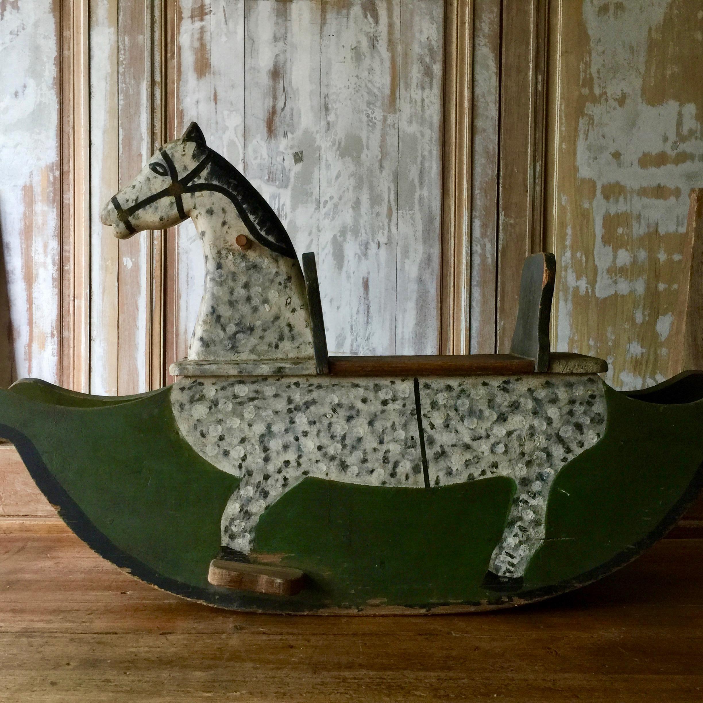 Eine charmante handgefertigte Pferdewippe aus Holz.
Sehr solide für Kinder.
Schweden, um 1900
Überraschende Stücke und Objekte, authentische, dekorative und seltene Gegenstände. Entdecken Sie sie alle.
 