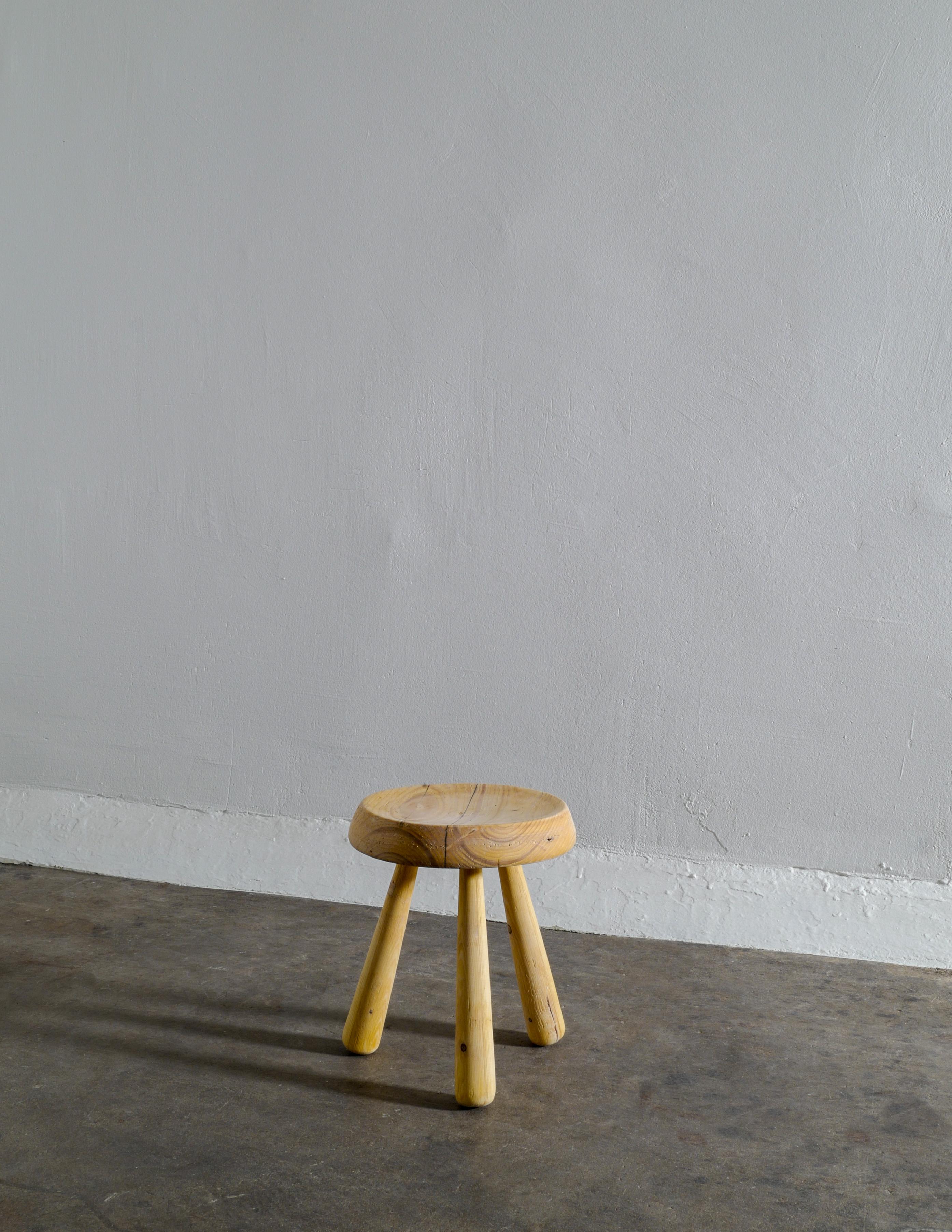 Swedish Wooden Tripod Stool in Pine in Style of Charlotte Perriand In Good Condition In Stockholm, SE
