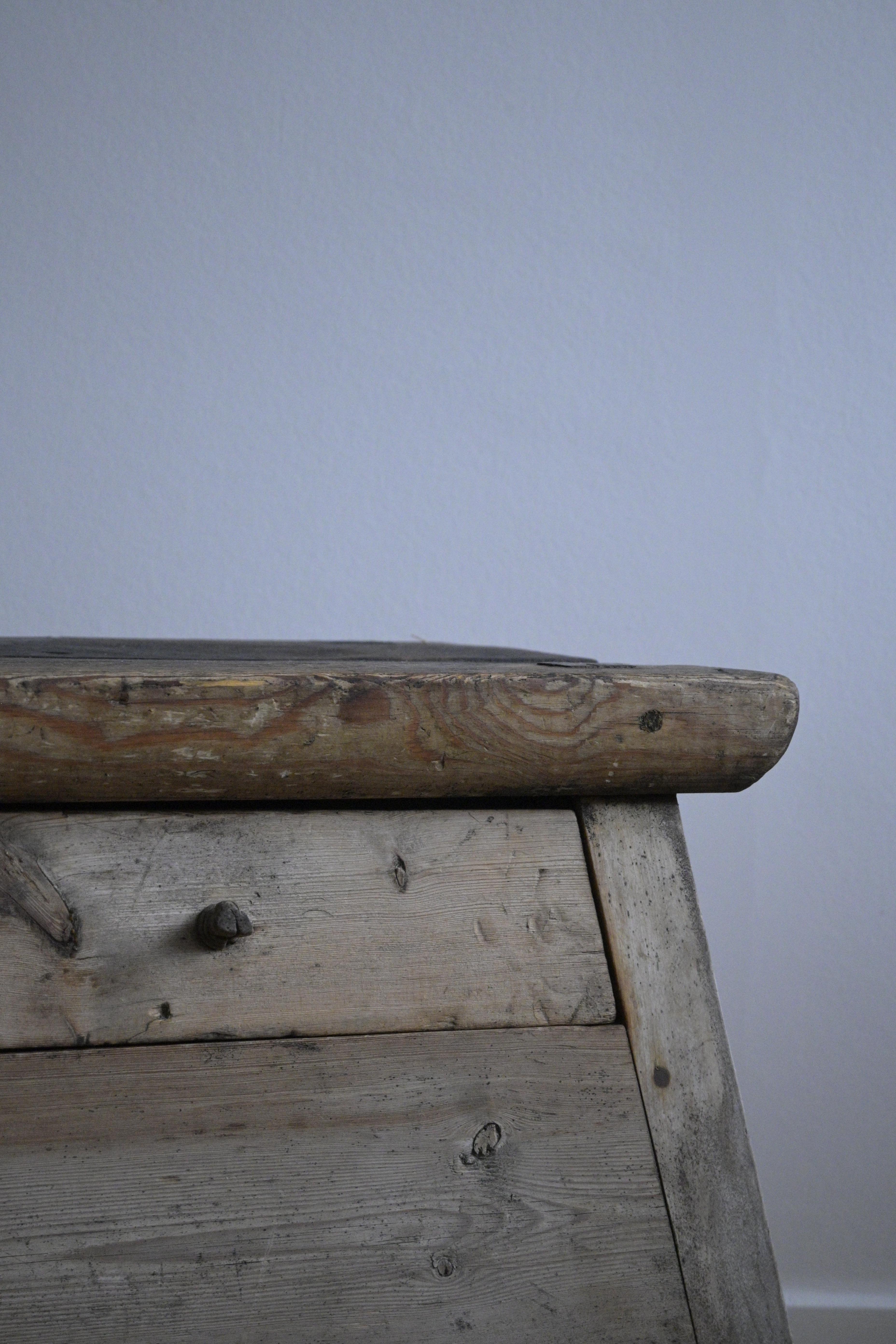 Table d'appoint d'atelier suédoise fin du 19ème siècle

Belle patine avec une surface supérieure lisse.

Fabriqué en bois de pin.


Hauteur : 48 cm
Profondeur : 43 cm
Largeur : 58 cm/22.8 inch