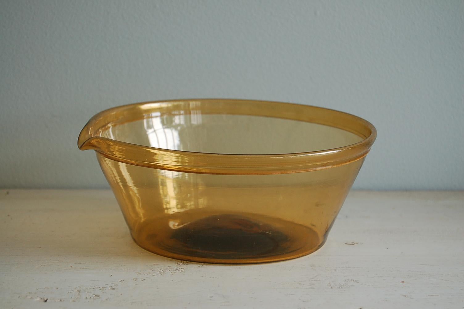 Suédois Bol à lait suédois en verre jaune, soufflé à la main, gustavien du 18ème siècle, datant d'environ 1780 en vente