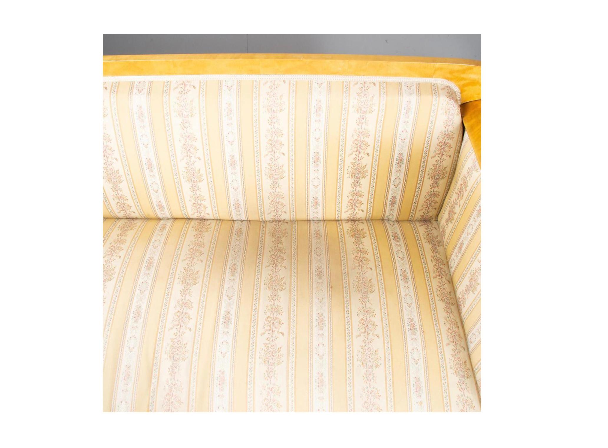 Sofá-cama Biedermeier sueco de 3-4 plazas en precioso acabado pulido a la francesa de color miel claro, con detalles de brazos curvados y apliques decorativos tallados en chapas de abedul dorado acolchado de la más alta calidad.

Buen ejemplo del