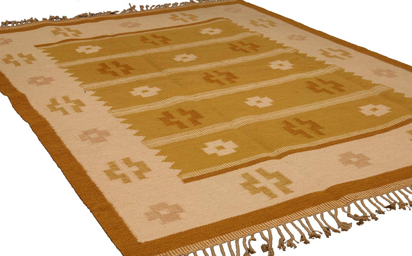 Questo tappeto vintage svedese Rug & Kilim è un pezzo di fattura straordinaria. È del 1920-1950 e il bellissimo disegno geometrico e il motivo all-over sono incredibili. Il design a motivi incrociati è particolarmente bello e la palette di colori