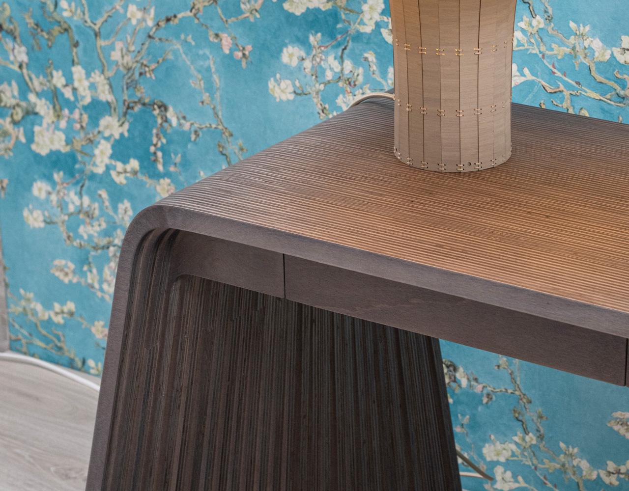 Una scrivania a scomparsa si riferisce in genere a uno stile di scrivania con un design liscio e minimalista, spesso caratterizzato da una superficie snella con pochi cassetti o scomparti visibili. Il termine 