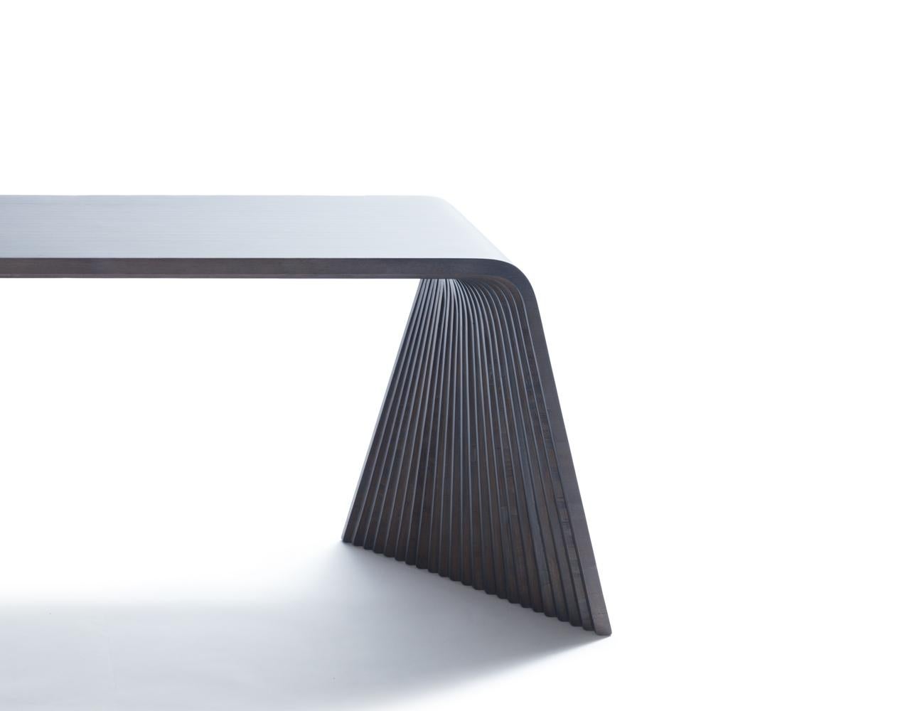 This sophisticated sweep console is an elegant piece of furniture, meticulously crafted from high-quality laminated abedul (birch) wood. Its design merges modern minimalism with natural beauty, making it an ideal choice for contemporary interiors.