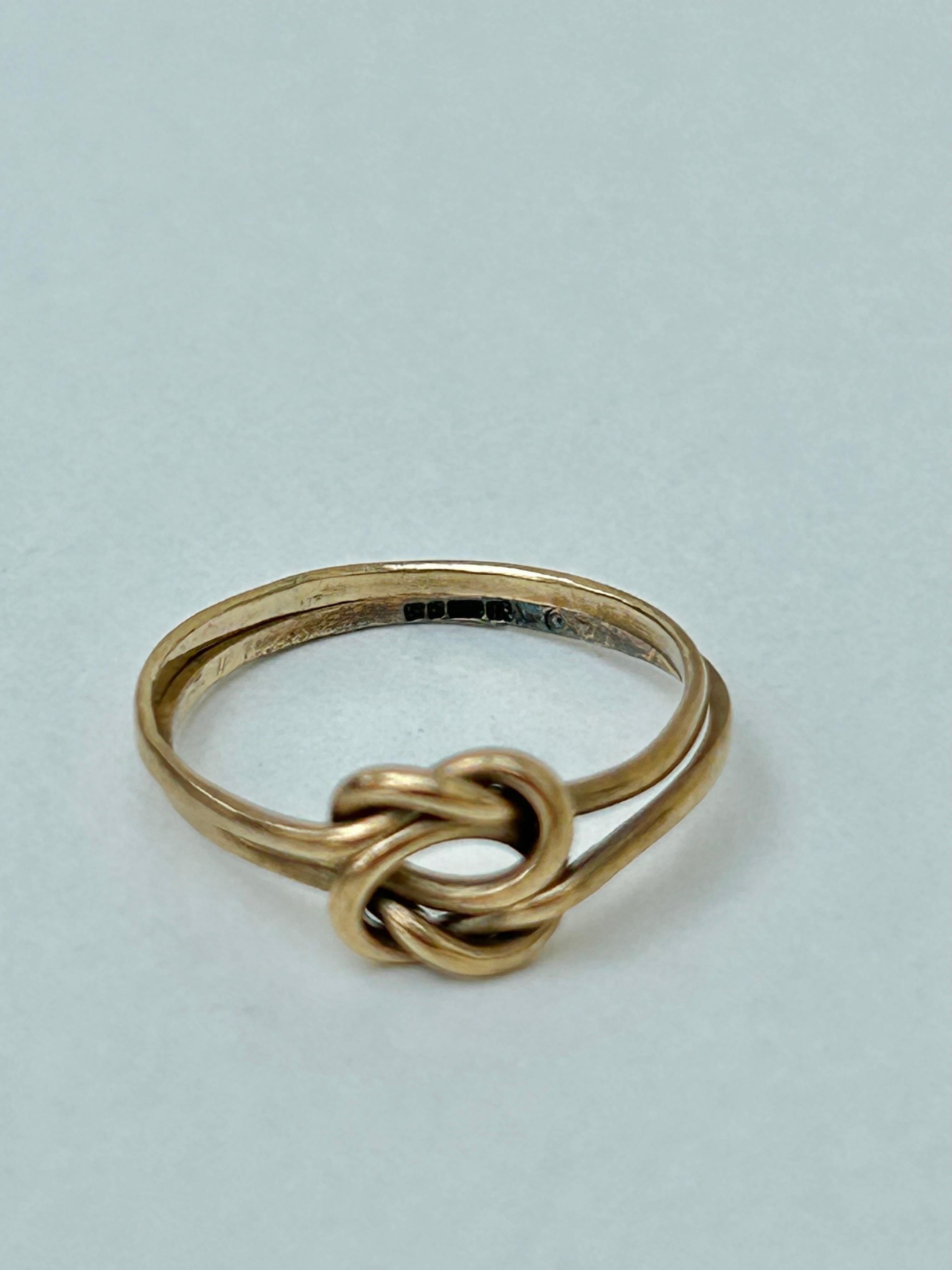 Sweet 9 Carat Yellow Gold Vintage Lovers Knot Puzzle Ring In Good Condition For Sale In Chipping Campden, GB