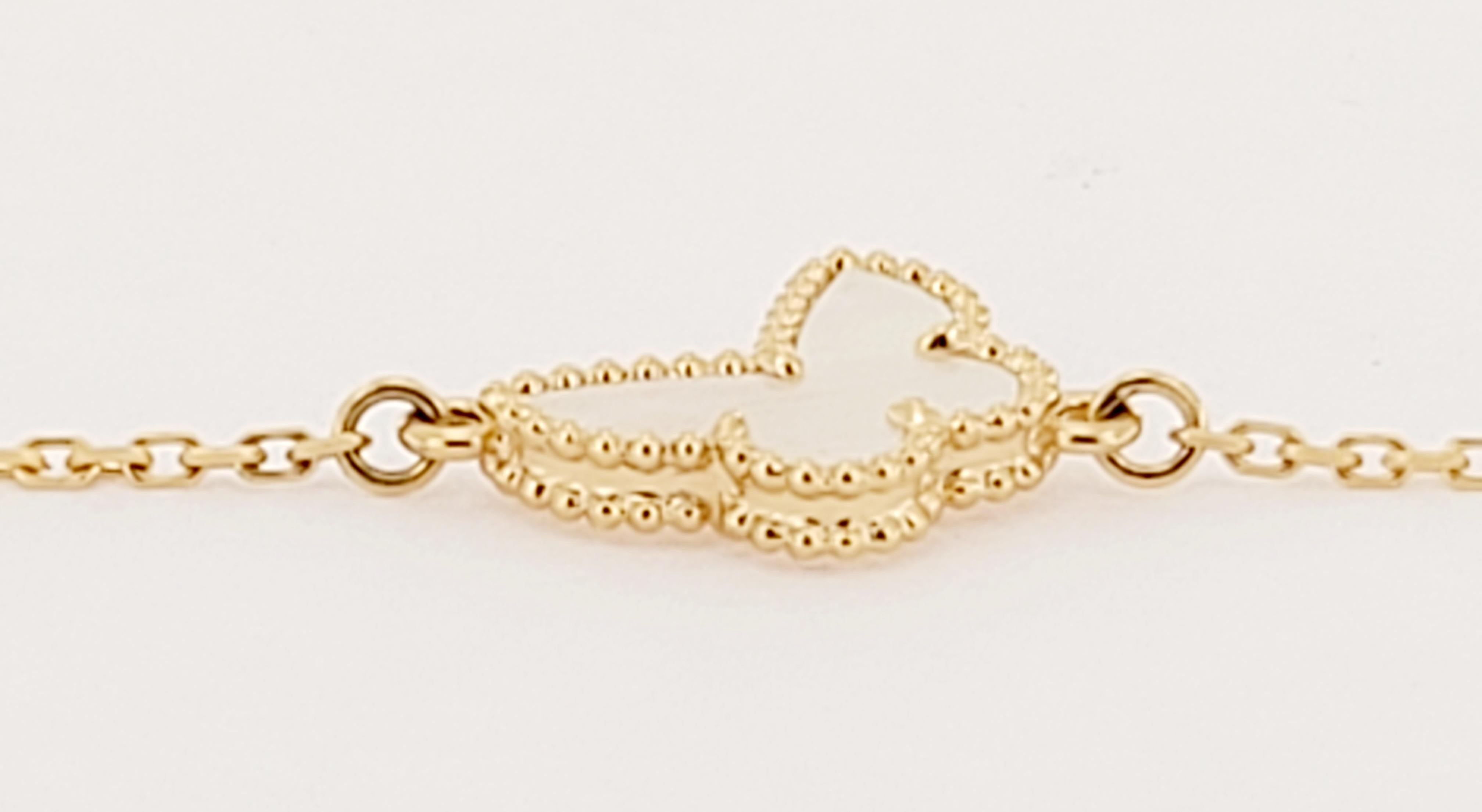 Bracelet papillon Alhambra en or jaune 18 carats et nacre Neuf - En vente à New York, NY