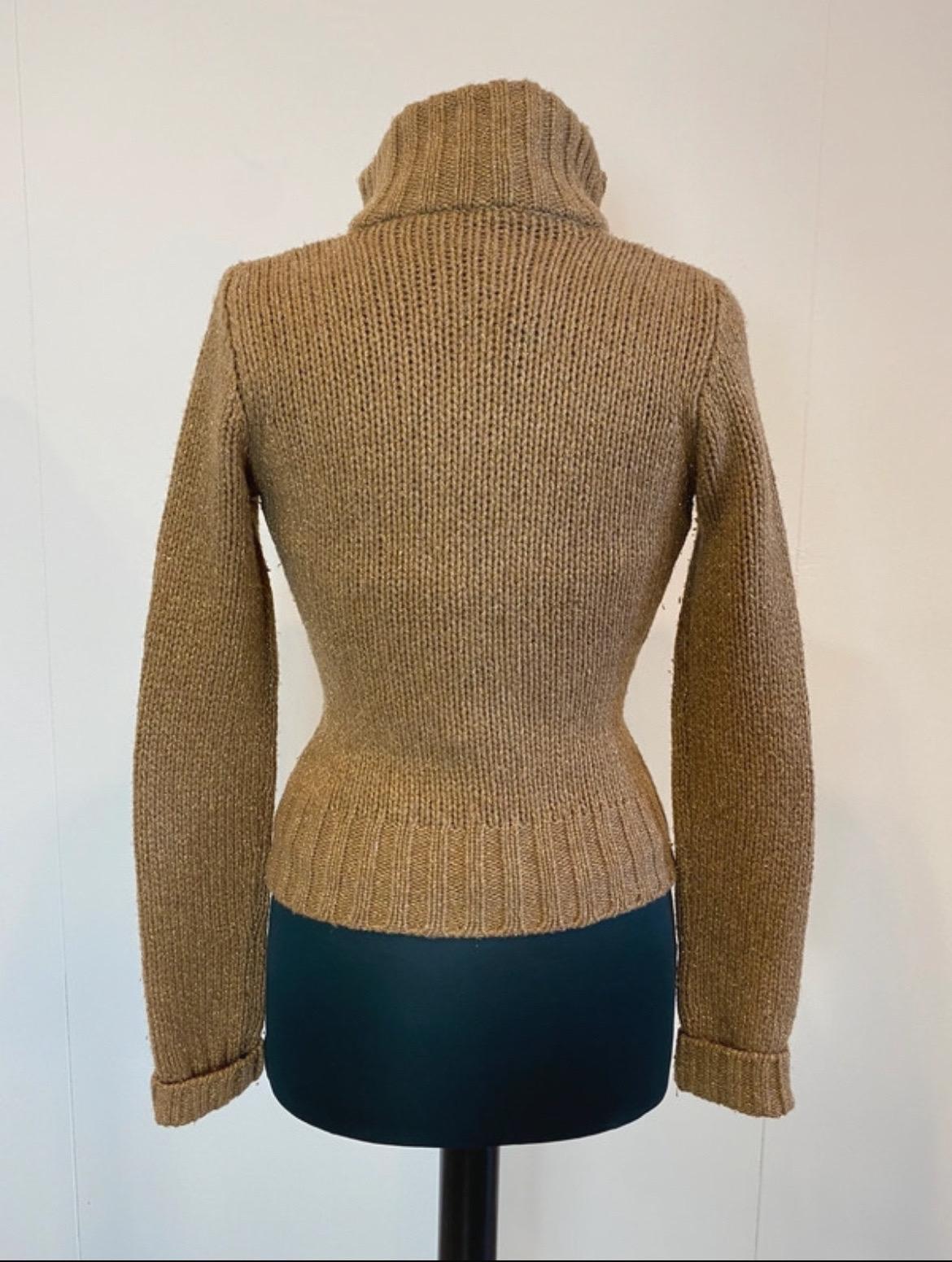 Sweet and gabbana twin-set in camel-colored lurex wool. The top sweater is turtleneck and with zipper closure, the bottom part is a sleeveless turtleneck top.
Sweater:
Length 54 cm
Shoulders cm 34
Chest 40 cm
Sleeve cm 65
Size 40
Top:
Length 51
