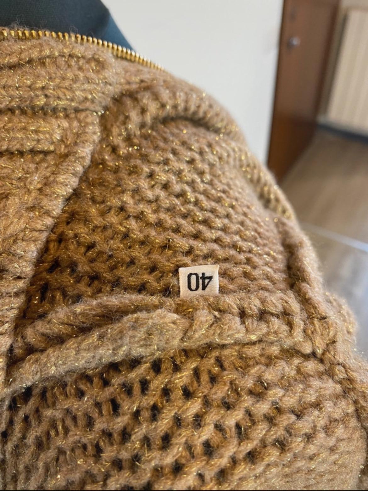 Sweet and gabbana twin-set in camel-colored lurex wool. For Sale 4