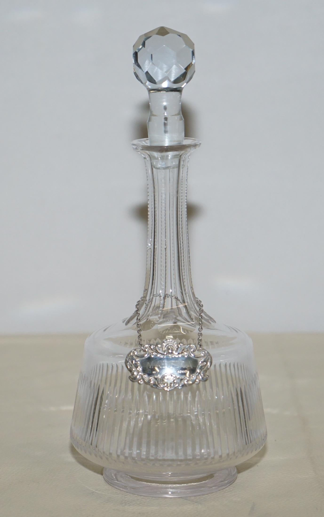 Nos complace poner a la venta una sublime garrafa de cristal tallado con etiqueta colgante Maderia de plata de ley

El collar colgante está claramente marcado con el león de plata de ley 925 orientado hacia los lados, la cabeza de pantera de