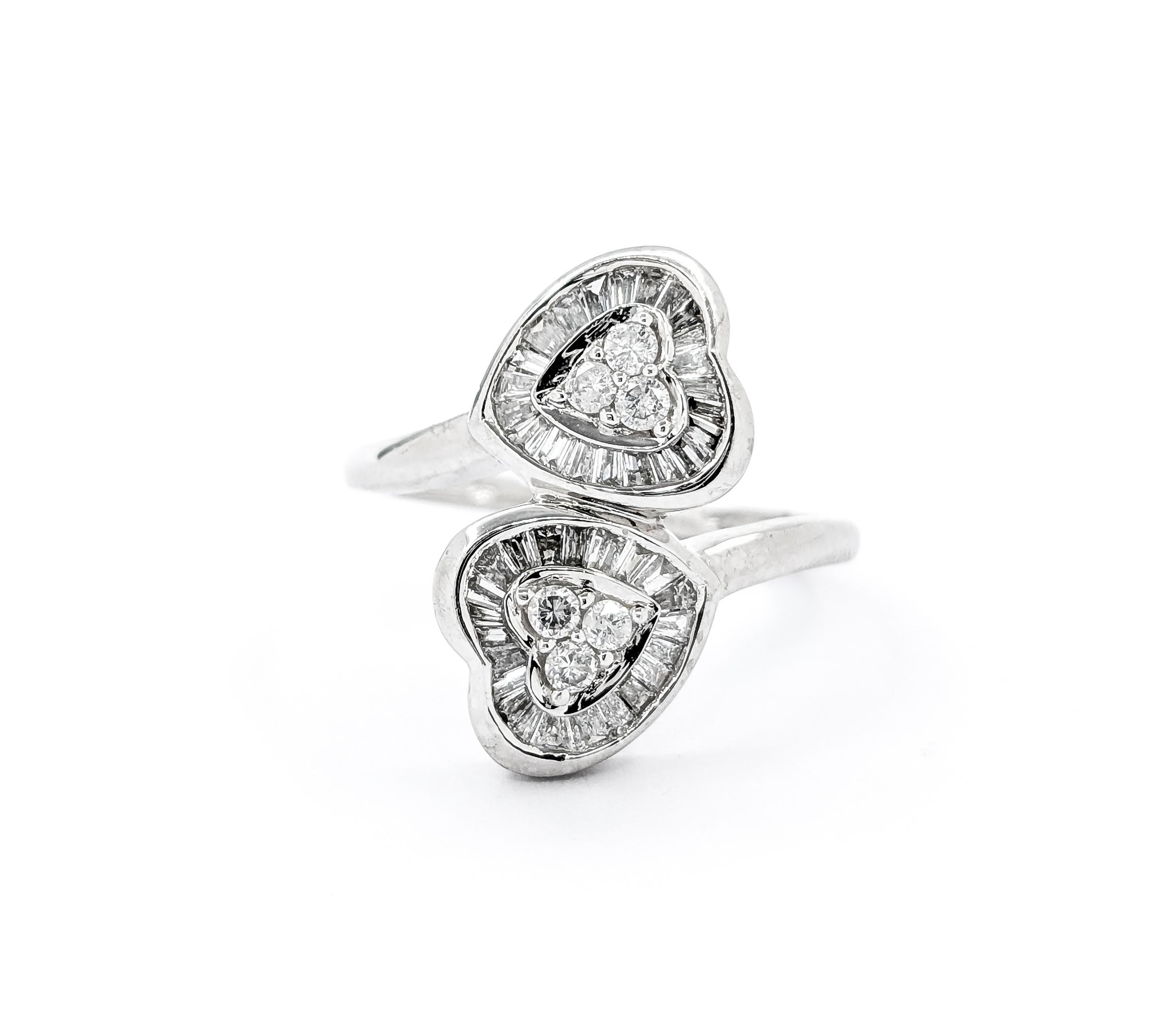 Dolce anello con doppio cuore e diamanti in oro bianco in vendita 4
