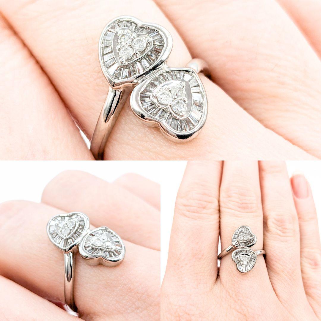 Dolce anello con doppio cuore e diamanti in oro bianco

Ti presentiamo questo bellissimo anello a cuore, sapientemente realizzato in oro bianco 14k. L'anello presenta diamanti rotondi e a baguette da 0,33 carati, con una purezza I e una tonalità