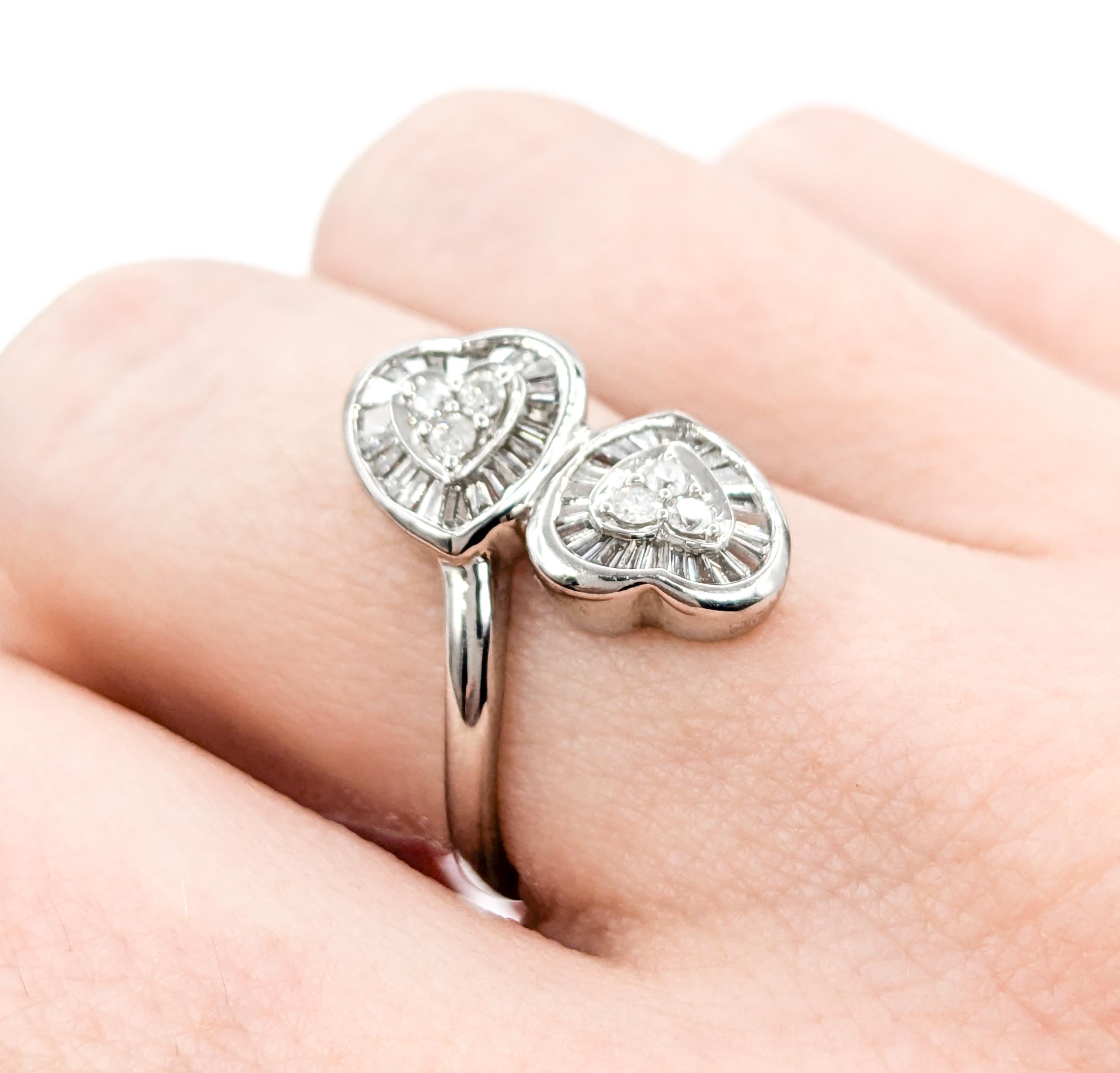 Contemporaneo Dolce anello con doppio cuore e diamanti in oro bianco in vendita