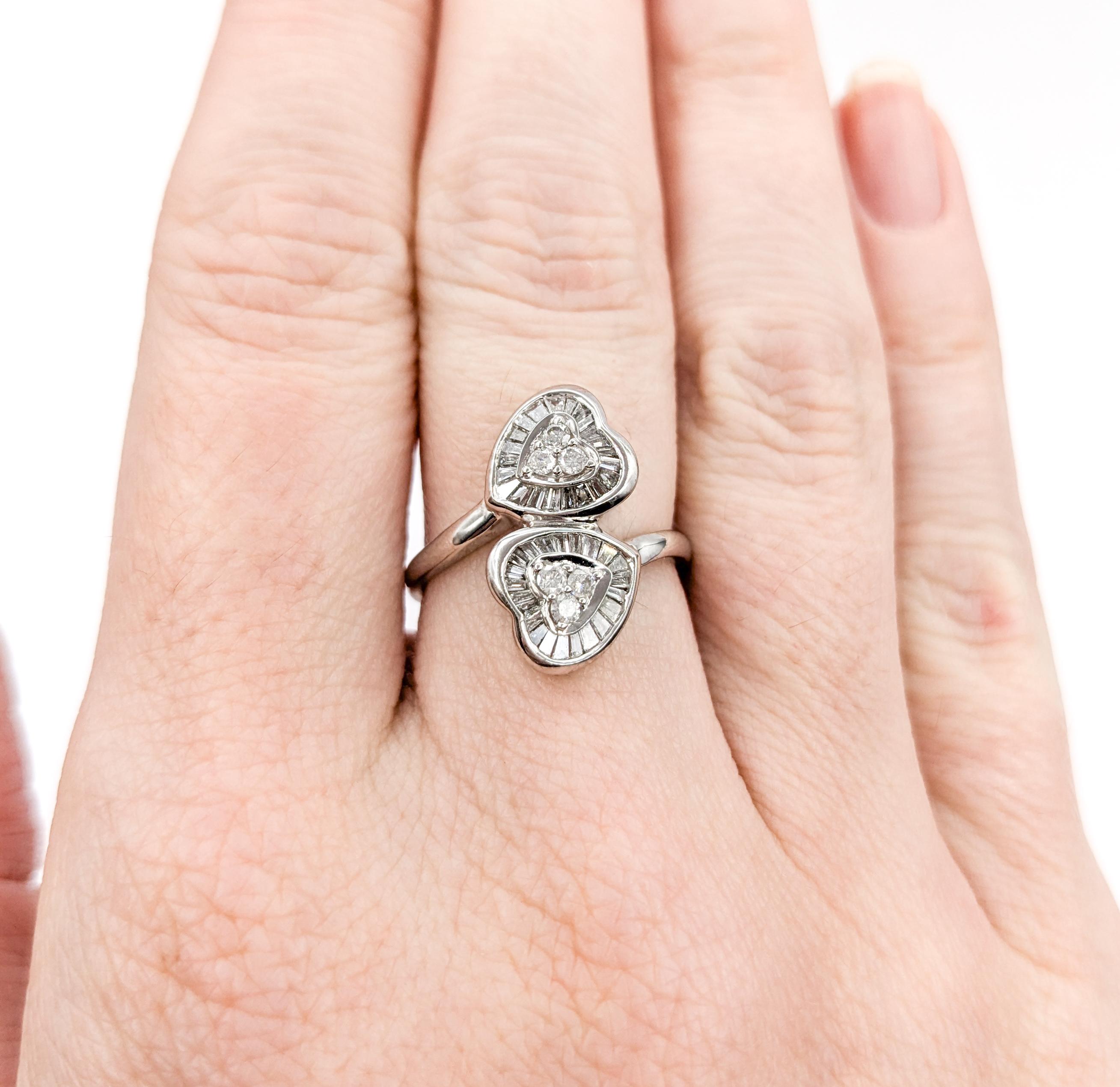 Dolce anello con doppio cuore e diamanti in oro bianco In condizioni ottime in vendita a Bloomington, MN