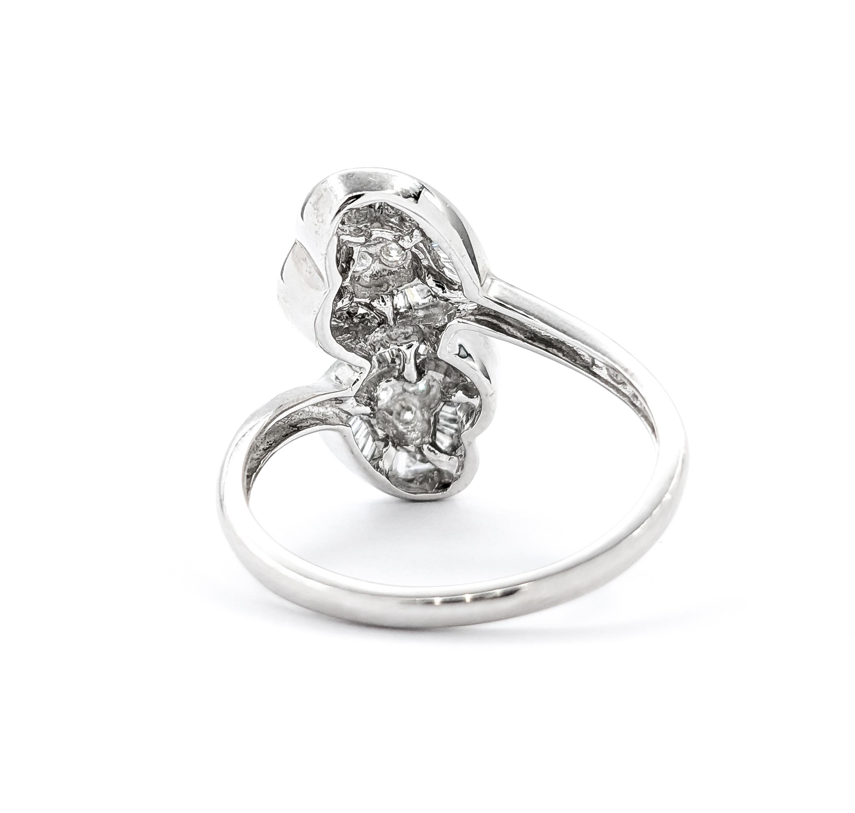 Dolce anello con doppio cuore e diamanti in oro bianco in vendita 1