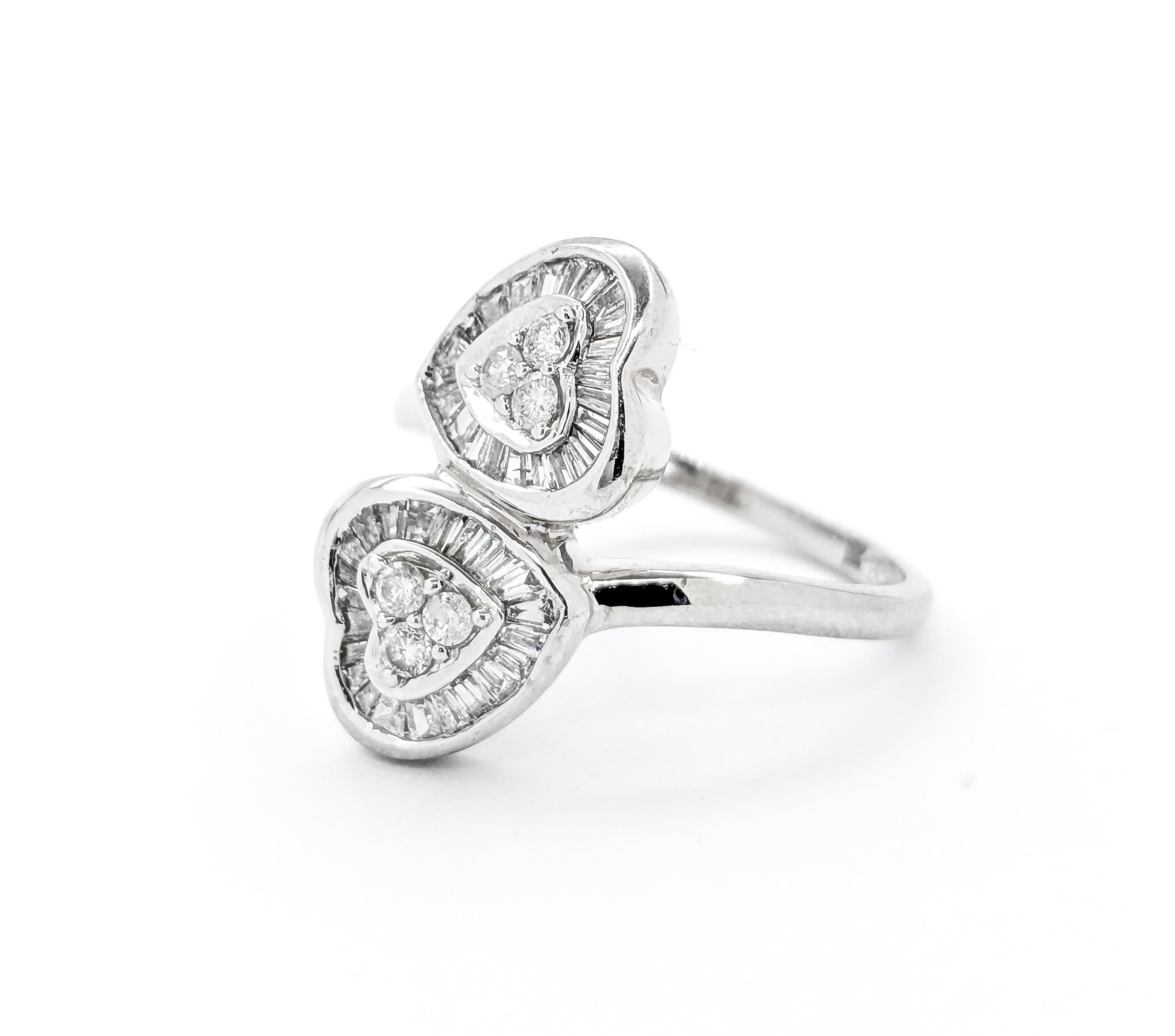 Dolce anello con doppio cuore e diamanti in oro bianco in vendita 3