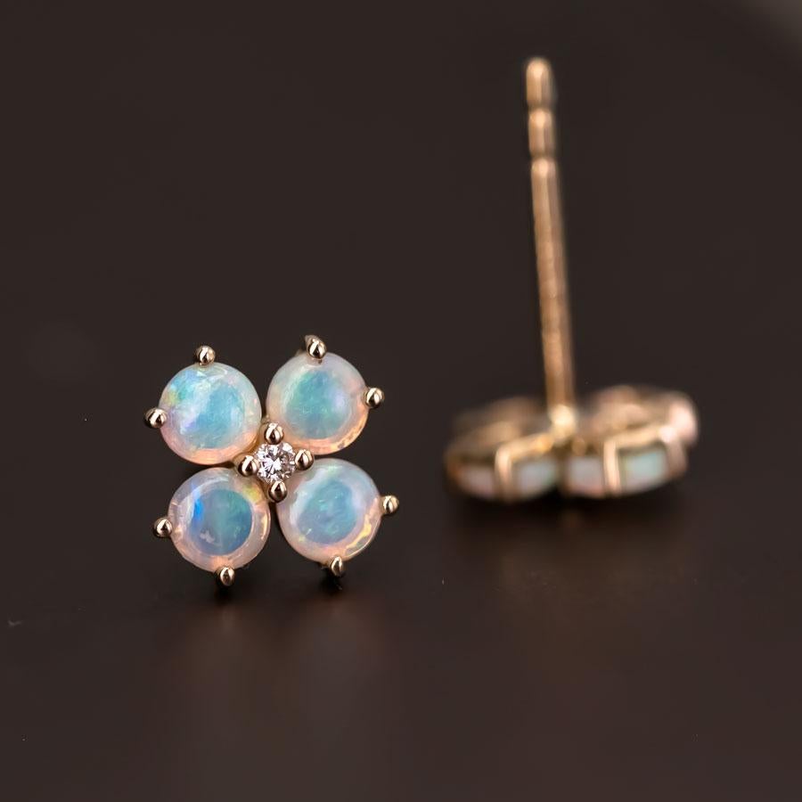 Taille brillant Boucles d'oreilles cloutées de trèfles à quatre feuilles en or jaune 14 carats avec opale et diamants en vente