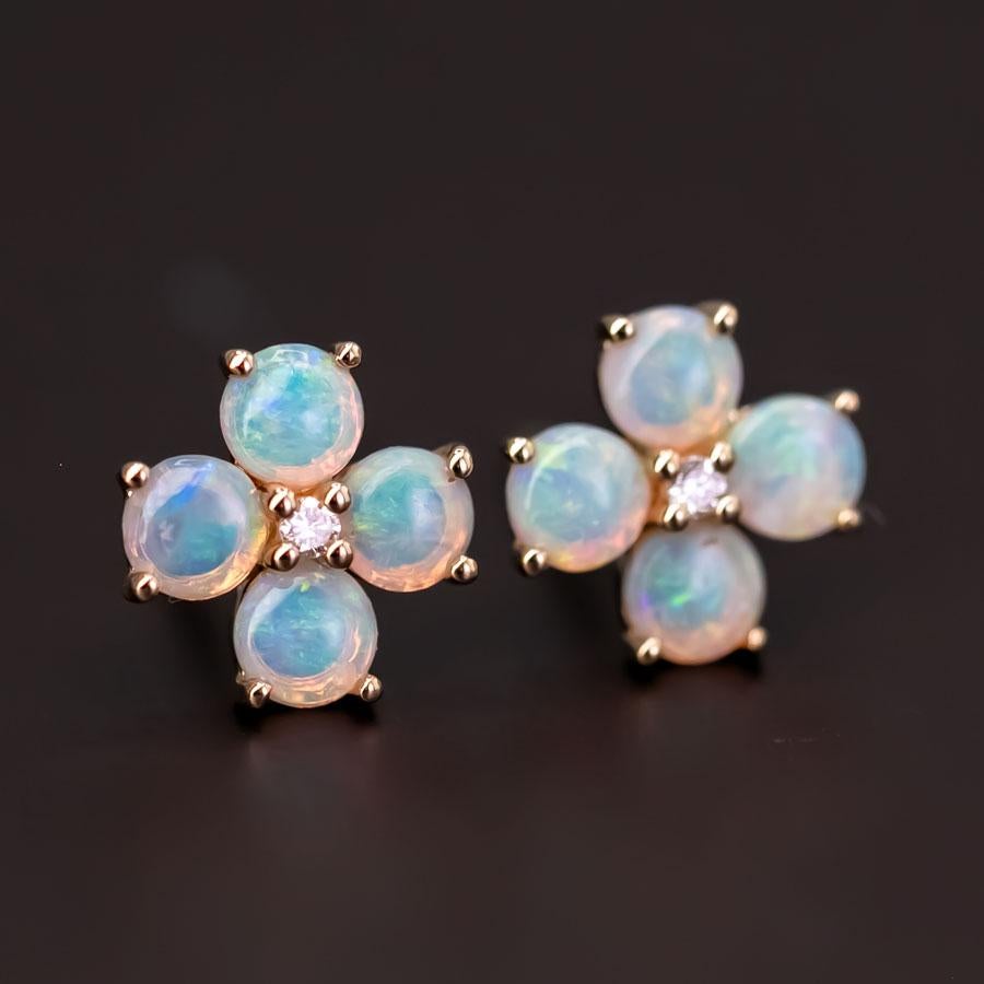 Boucles d'oreilles cloutées de trèfles à quatre feuilles en or jaune 14 carats avec opale et diamants Neuf - En vente à Suwanee, GA