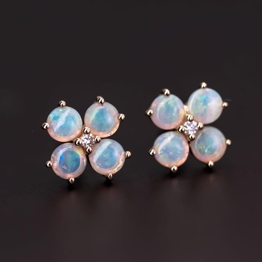 Boucles d'oreilles cloutées de trèfles à quatre feuilles en or jaune 14 carats avec opale et diamants Unisexe en vente