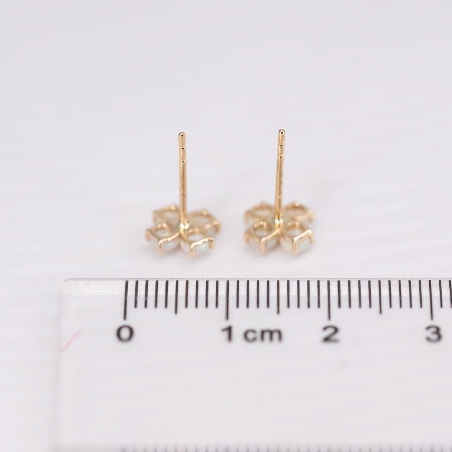 Boucles d'oreilles cloutées de trèfles à quatre feuilles en or jaune 14 carats avec opale et diamants en vente 1