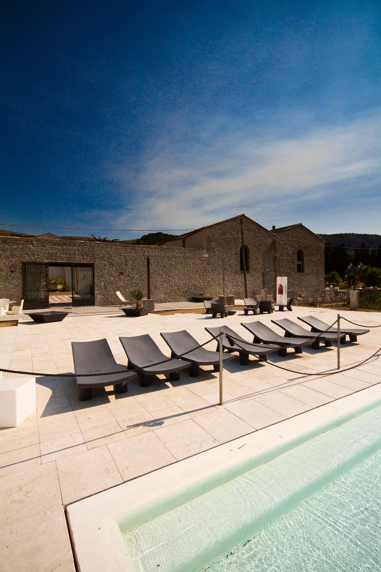 Chaise longue baja Lita fucsia by OTTO Studio en Nuevo estado para la venta en Geneve, CH