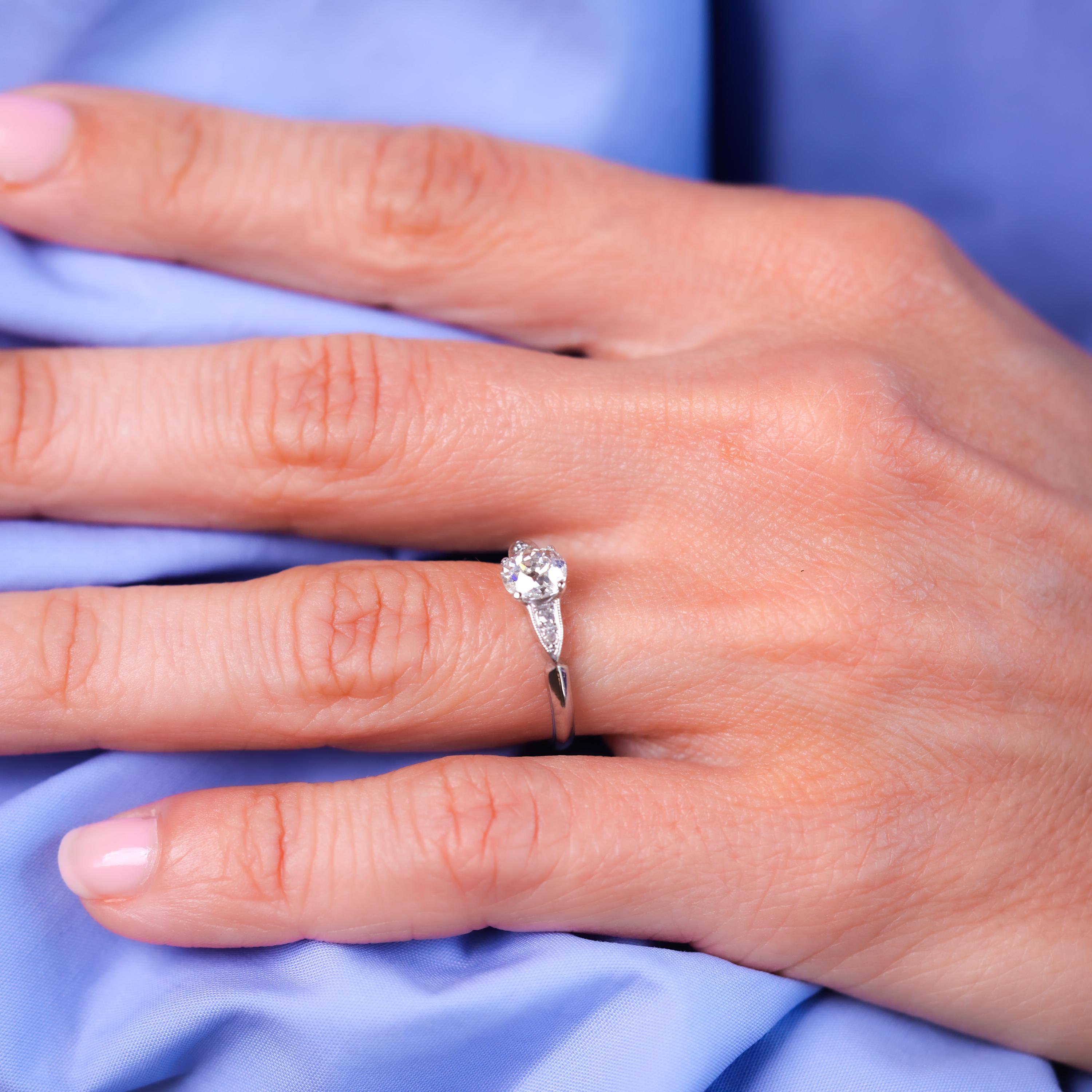 Taille vieille mine Sweet GIA, bague de fiançailles en platine avec diamant taille ancienne de 0,74 carat en vente
