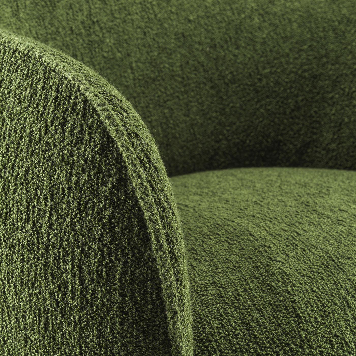 Le fauteuil Sweet présente un design sculptural et arrondi inspiré d'une forme sphérique avec une assise sculptée rappelant une pâtisserie moelleuse et levée. Son intérieur classique de style bergère allie le confort à un extérieur substantiel et